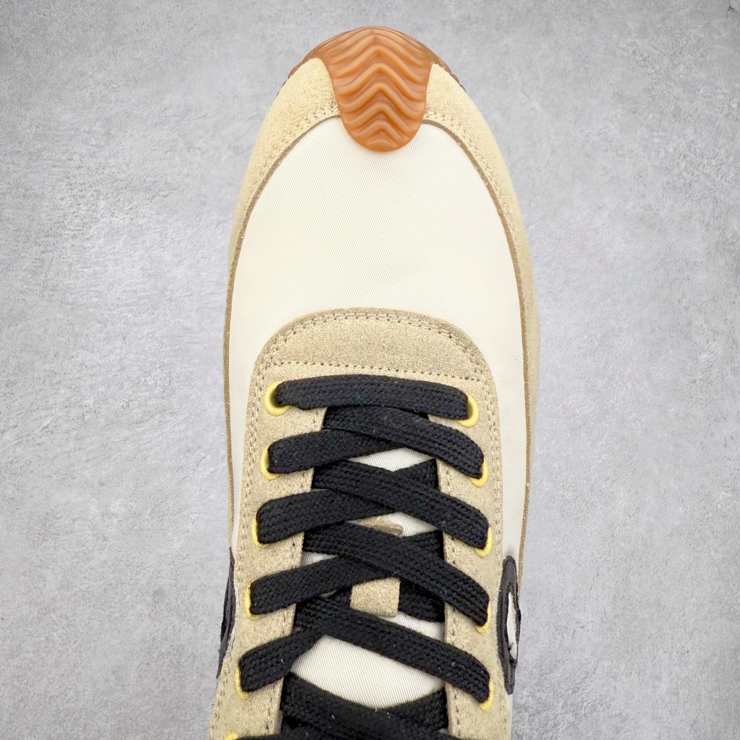 图片[4]-罗意威Loewe Ballet Runner 2.0 Sneakers 芭蕾舞2.0系列阿甘复古风德训薄底百搭休闲运动鞋 市面最高性价比 实体平台跑量 主打推荐好货 采用反绒牛皮革拼接头层皮饰片鞋面材质鞋身原装高密度防刮尼龙面料,极好柔软效果双层乳胶缓震鞋垫外部搭配轻量EVA缓震组合橡胶防滑片装外底不对称鞋头设计、袜状内部结构，轻盈橡胶外底延伸至鞋头 20 毫米鞋跟，附白色和同色系鞋带侧面饰有 L 徽标，鞋舌饰有压纹 Anagram 后跟标签饰有注塑橡胶 LOEWE 标志升级原楦型开发纸版全手工拉帮工艺成型 尺码：35 36 37 38 39 40-选品中心