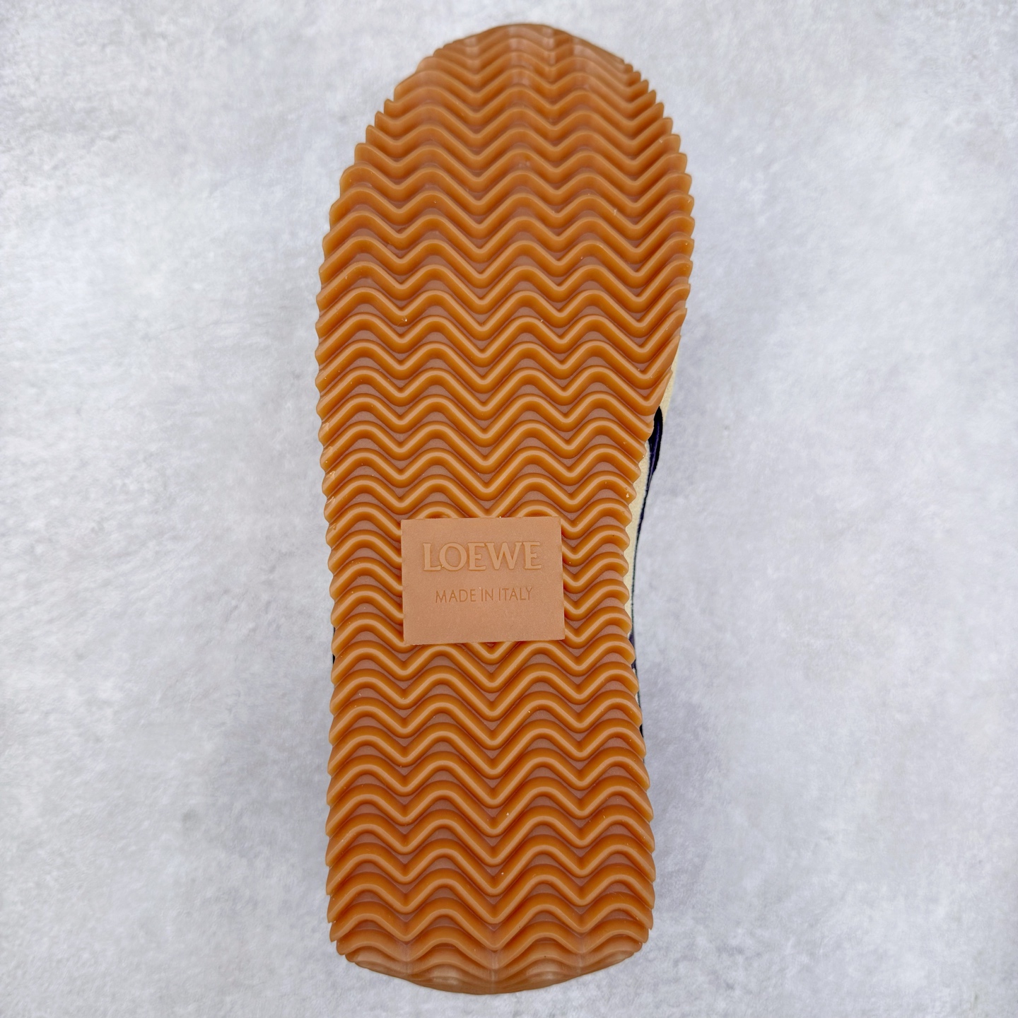 图片[9]-罗意威Loewe Ballet Runner 2.0 Sneakers 芭蕾舞2.0系列阿甘复古风德训薄底百搭休闲运动鞋 市面最高性价比 实体平台跑量 主打推荐好货 采用反绒牛皮革拼接头层皮饰片鞋面材质鞋身原装高密度防刮尼龙面料,极好柔软效果双层乳胶缓震鞋垫外部搭配轻量EVA缓震组合橡胶防滑片装外底不对称鞋头设计、袜状内部结构，轻盈橡胶外底延伸至鞋头 20 毫米鞋跟，附白色和同色系鞋带侧面饰有 L 徽标，鞋舌饰有压纹 Anagram 后跟标签饰有注塑橡胶 LOEWE 标志升级原楦型开发纸版全手工拉帮工艺成型 尺码：35 36 37 38 39 40-选品中心