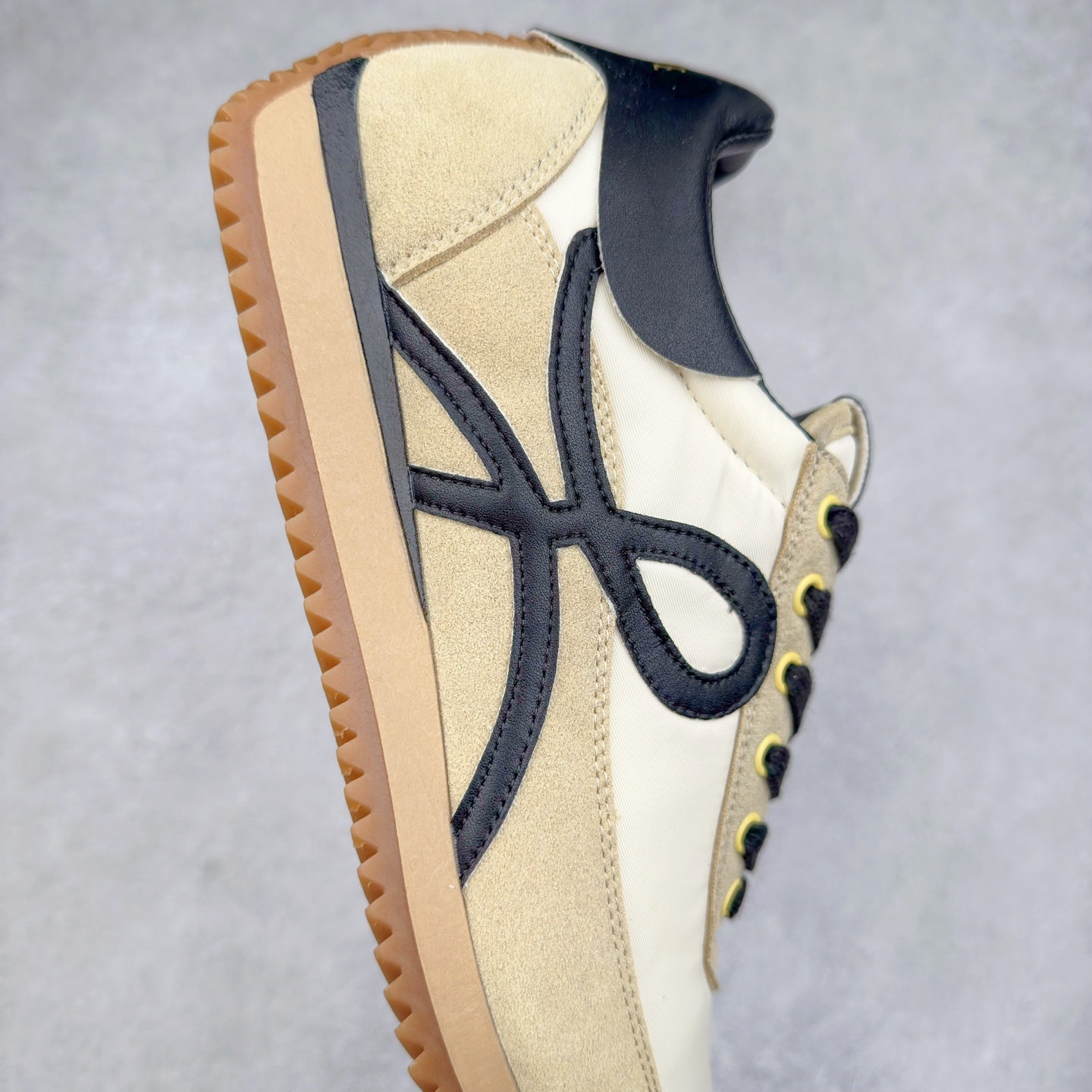 图片[6]-罗意威Loewe Ballet Runner 2.0 Sneakers 芭蕾舞2.0系列阿甘复古风德训薄底百搭休闲运动鞋 市面最高性价比 实体平台跑量 主打推荐好货 采用反绒牛皮革拼接头层皮饰片鞋面材质鞋身原装高密度防刮尼龙面料,极好柔软效果双层乳胶缓震鞋垫外部搭配轻量EVA缓震组合橡胶防滑片装外底不对称鞋头设计、袜状内部结构，轻盈橡胶外底延伸至鞋头 20 毫米鞋跟，附白色和同色系鞋带侧面饰有 L 徽标，鞋舌饰有压纹 Anagram 后跟标签饰有注塑橡胶 LOEWE 标志升级原楦型开发纸版全手工拉帮工艺成型 尺码：35 36 37 38 39 40-选品中心