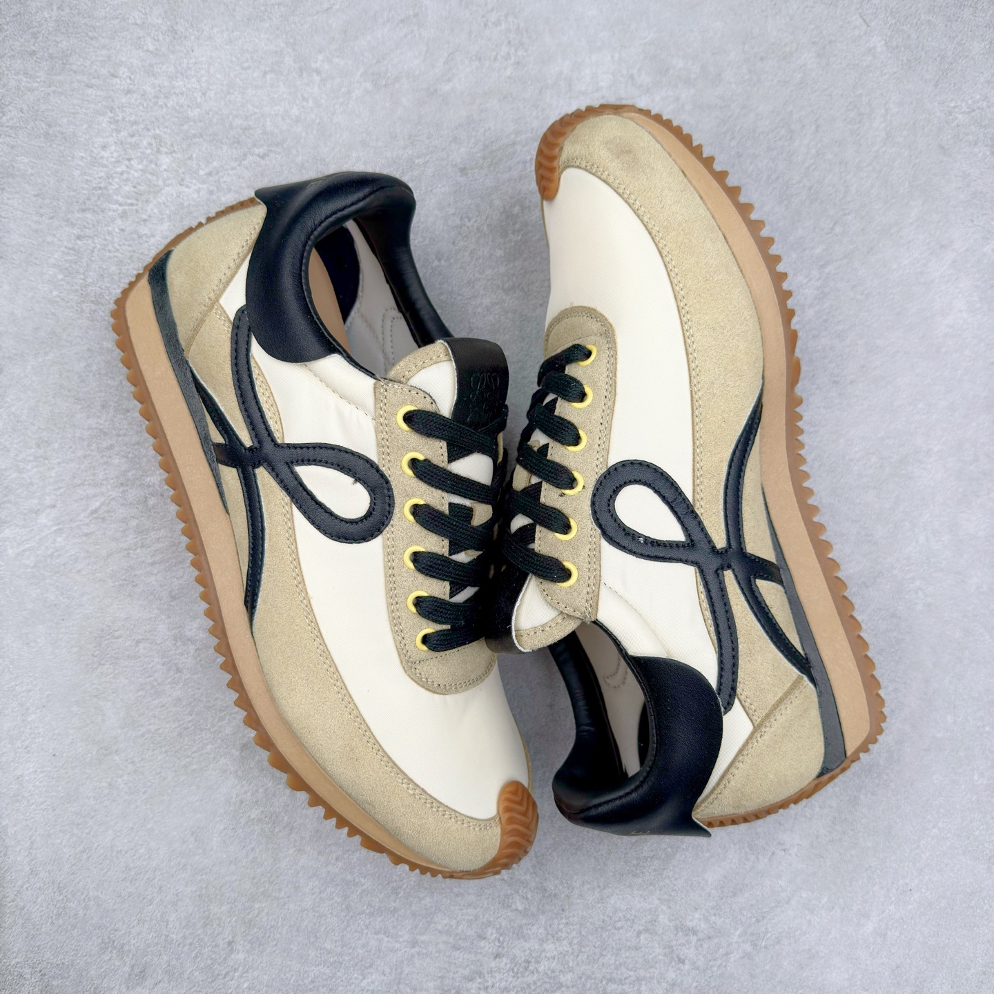 图片[3]-罗意威Loewe Ballet Runner 2.0 Sneakers 芭蕾舞2.0系列阿甘复古风德训薄底百搭休闲运动鞋 市面最高性价比 实体平台跑量 主打推荐好货 采用反绒牛皮革拼接头层皮饰片鞋面材质鞋身原装高密度防刮尼龙面料,极好柔软效果双层乳胶缓震鞋垫外部搭配轻量EVA缓震组合橡胶防滑片装外底不对称鞋头设计、袜状内部结构，轻盈橡胶外底延伸至鞋头 20 毫米鞋跟，附白色和同色系鞋带侧面饰有 L 徽标，鞋舌饰有压纹 Anagram 后跟标签饰有注塑橡胶 LOEWE 标志升级原楦型开发纸版全手工拉帮工艺成型 尺码：35 36 37 38 39 40-选品中心