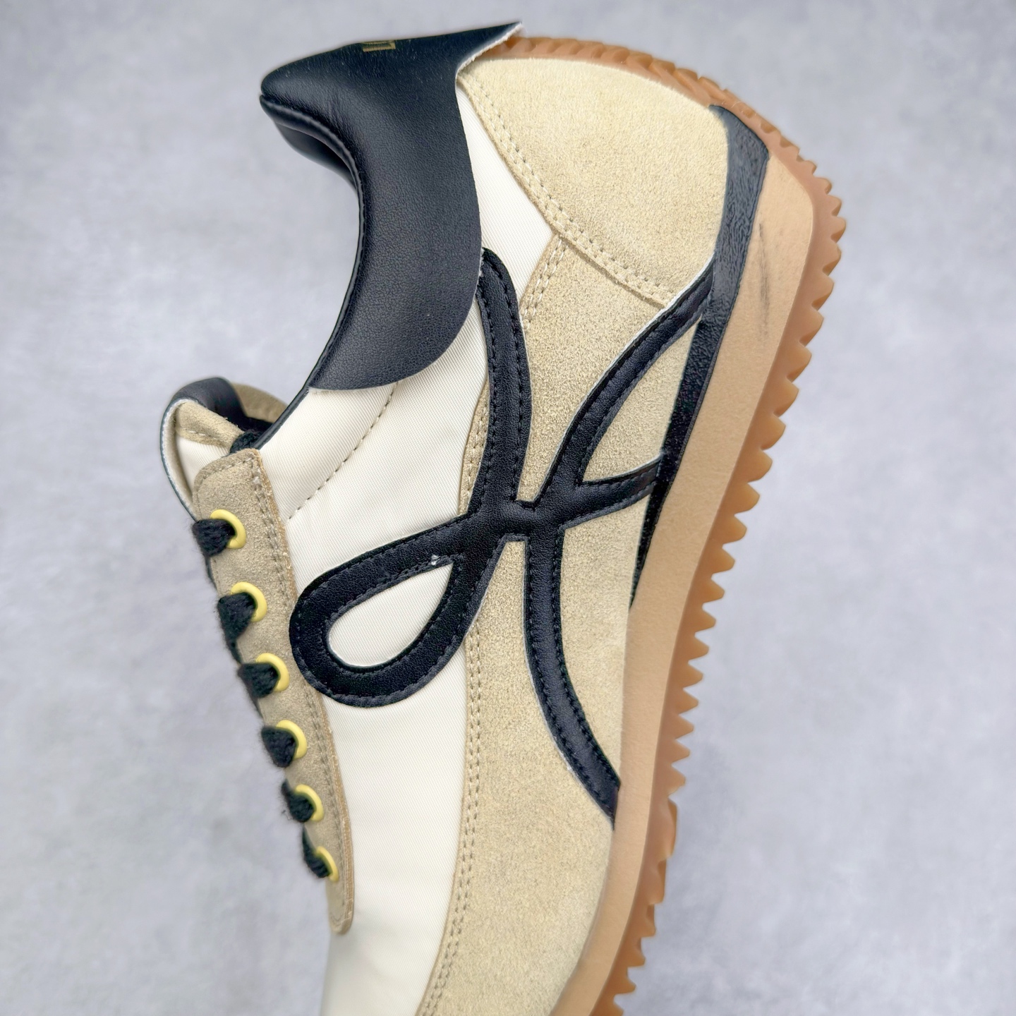 图片[7]-罗意威Loewe Ballet Runner 2.0 Sneakers 芭蕾舞2.0系列阿甘复古风德训薄底百搭休闲运动鞋 市面最高性价比 实体平台跑量 主打推荐好货 采用反绒牛皮革拼接头层皮饰片鞋面材质鞋身原装高密度防刮尼龙面料,极好柔软效果双层乳胶缓震鞋垫外部搭配轻量EVA缓震组合橡胶防滑片装外底不对称鞋头设计、袜状内部结构，轻盈橡胶外底延伸至鞋头 20 毫米鞋跟，附白色和同色系鞋带侧面饰有 L 徽标，鞋舌饰有压纹 Anagram 后跟标签饰有注塑橡胶 LOEWE 标志升级原楦型开发纸版全手工拉帮工艺成型 尺码：35 36 37 38 39 40-选品中心