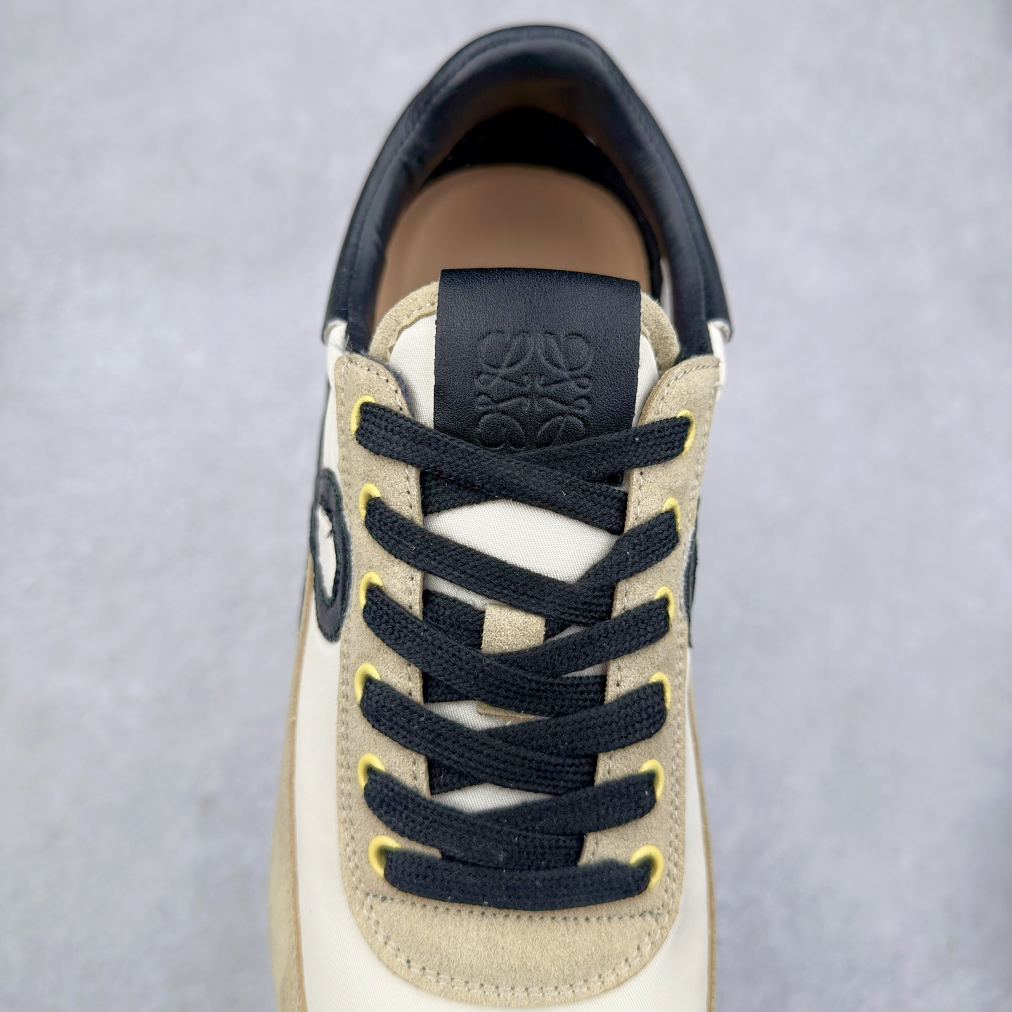 图片[5]-罗意威Loewe Ballet Runner 2.0 Sneakers 芭蕾舞2.0系列阿甘复古风德训薄底百搭休闲运动鞋 市面最高性价比 实体平台跑量 主打推荐好货 采用反绒牛皮革拼接头层皮饰片鞋面材质鞋身原装高密度防刮尼龙面料,极好柔软效果双层乳胶缓震鞋垫外部搭配轻量EVA缓震组合橡胶防滑片装外底不对称鞋头设计、袜状内部结构，轻盈橡胶外底延伸至鞋头 20 毫米鞋跟，附白色和同色系鞋带侧面饰有 L 徽标，鞋舌饰有压纹 Anagram 后跟标签饰有注塑橡胶 LOEWE 标志升级原楦型开发纸版全手工拉帮工艺成型 尺码：35 36 37 38 39 40-选品中心