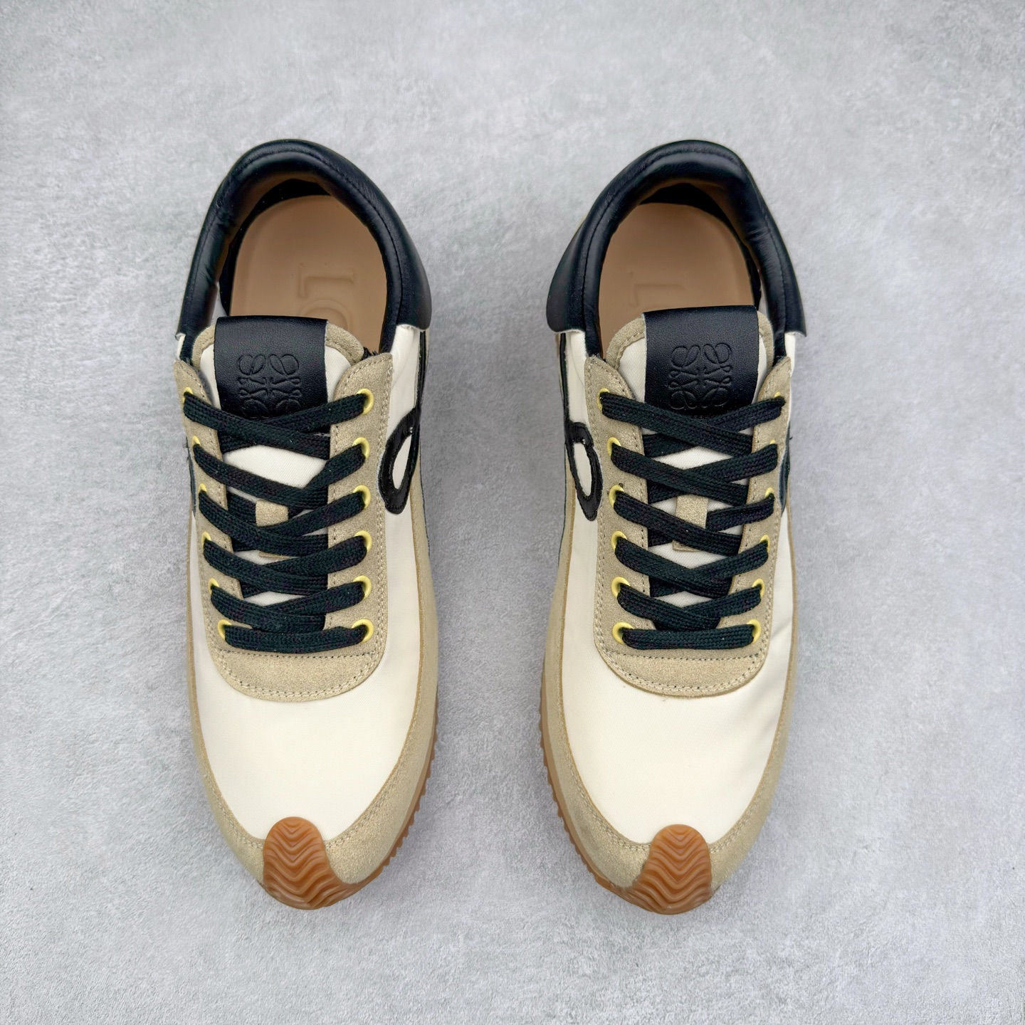 图片[2]-罗意威Loewe Ballet Runner 2.0 Sneakers 芭蕾舞2.0系列阿甘复古风德训薄底百搭休闲运动鞋 市面最高性价比 实体平台跑量 主打推荐好货 采用反绒牛皮革拼接头层皮饰片鞋面材质鞋身原装高密度防刮尼龙面料,极好柔软效果双层乳胶缓震鞋垫外部搭配轻量EVA缓震组合橡胶防滑片装外底不对称鞋头设计、袜状内部结构，轻盈橡胶外底延伸至鞋头 20 毫米鞋跟，附白色和同色系鞋带侧面饰有 L 徽标，鞋舌饰有压纹 Anagram 后跟标签饰有注塑橡胶 LOEWE 标志升级原楦型开发纸版全手工拉帮工艺成型 尺码：35 36 37 38 39 40-选品中心