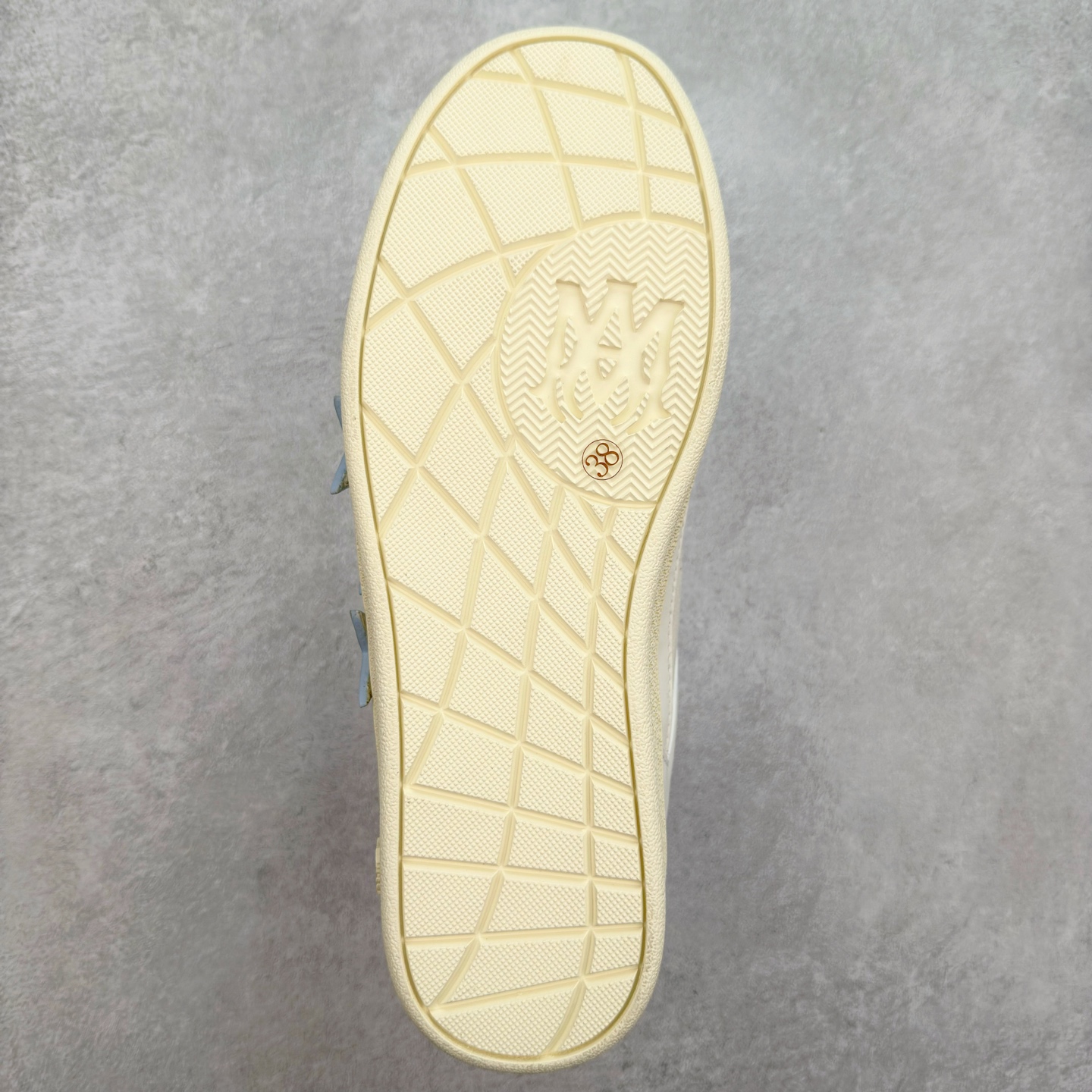 图片[9]-＃莞产 Amiri 埃米尔 Skeleton Low-Skel top Sneakers 骨骼系列情侣鞋 当潮顶流产品 众星上脚 低帮运动休闲板鞋 正确骨头形状 鞋舌外翻细节 头层牛皮双层加厚鞋面 鞋帮侧面骨头采用两张牛皮贴合处理 立体感更好 皮料切口均油边处理 定制金属LOGO铭牌及吊牌 并配有官方购物袋尽显高端大气 尺码 35 36 37 38 39 40 41 42 43 44 45-选品中心