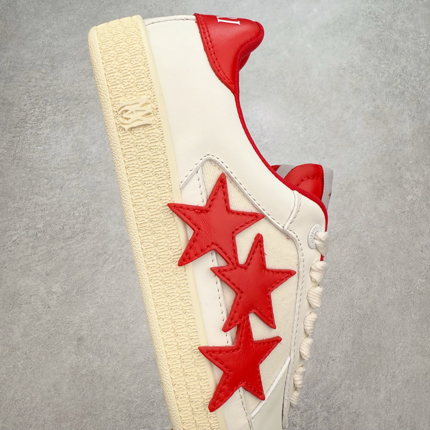 图片[6]-＃莞产 Amiri 埃米尔 Skeleton Low-Skel top Sneakers 骨骼系列情侣鞋 当潮顶流产品 众星上脚 低帮运动休闲板鞋 正确骨头形状 鞋舌外翻细节 头层牛皮双层加厚鞋面 鞋帮侧面骨头采用两张牛皮贴合处理 立体感更好 皮料切口均油边处理 定制金属LOGO铭牌及吊牌 并配有官方购物袋尽显高端大气 尺码 35 36 37 38 39 40 41 42 43 44 45-选品中心