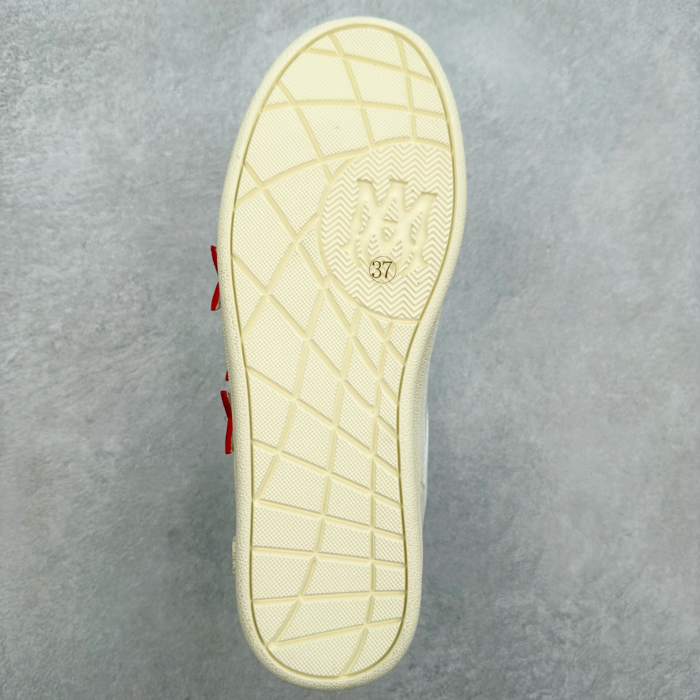 图片[9]-＃莞产 Amiri 埃米尔 Skeleton Low-Skel top Sneakers 骨骼系列情侣鞋 当潮顶流产品 众星上脚 低帮运动休闲板鞋 正确骨头形状 鞋舌外翻细节 头层牛皮双层加厚鞋面 鞋帮侧面骨头采用两张牛皮贴合处理 立体感更好 皮料切口均油边处理 定制金属LOGO铭牌及吊牌 并配有官方购物袋尽显高端大气 尺码 35 36 37 38 39 40 41 42 43 44 45-选品中心