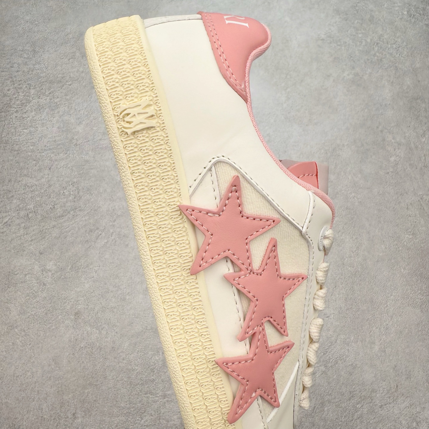 图片[6]-＃莞产 Amiri 埃米尔 Skeleton Low-Skel top Sneakers 骨骼系列情侣鞋 当潮顶流产品 众星上脚 低帮运动休闲板鞋 正确骨头形状 鞋舌外翻细节 头层牛皮双层加厚鞋面 鞋帮侧面骨头采用两张牛皮贴合处理 立体感更好 皮料切口均油边处理 定制金属LOGO铭牌及吊牌 并配有官方购物袋尽显高端大气 尺码 35 36 37 38 39 40 41 42 43 44 45-选品中心