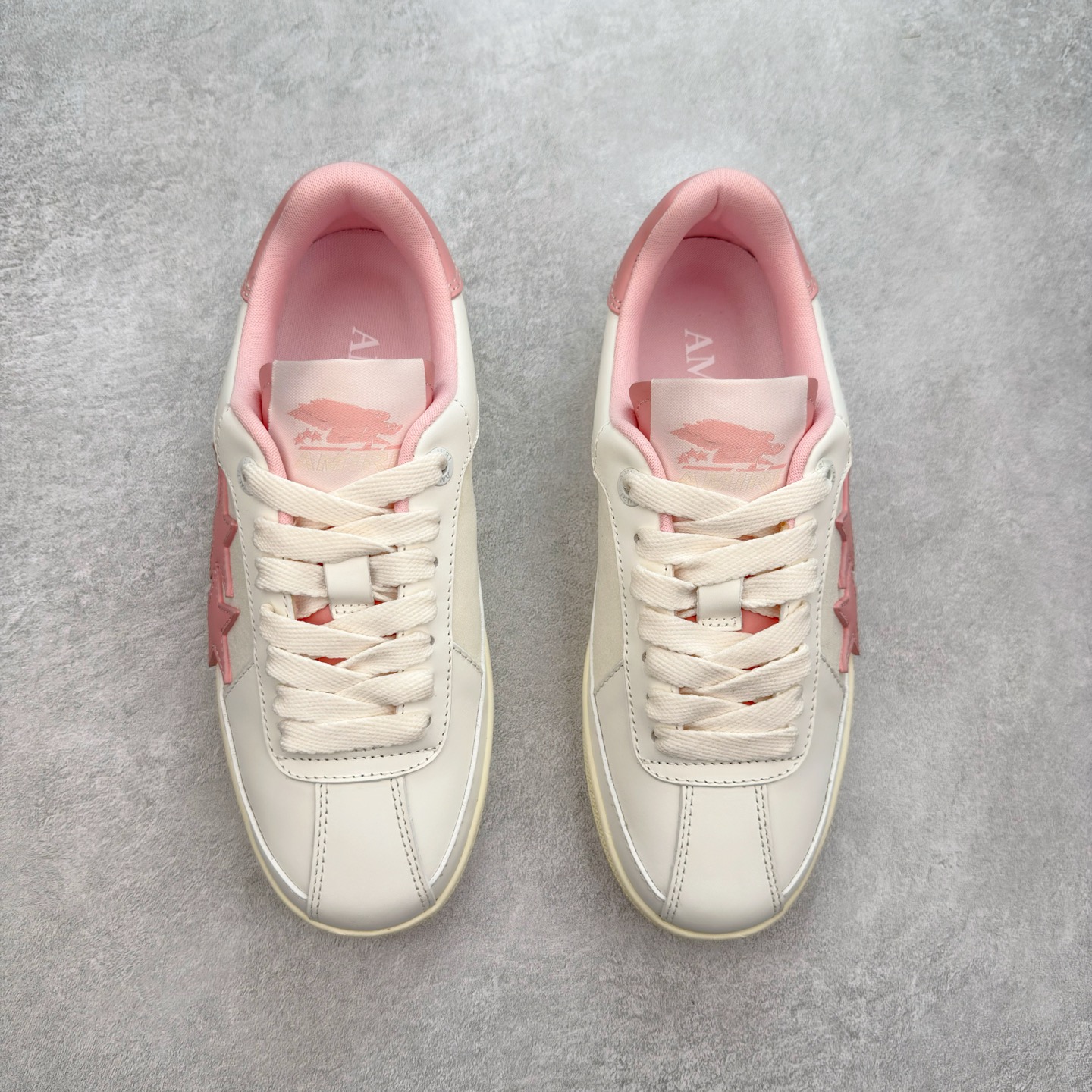 图片[2]-＃莞产 Amiri 埃米尔 Skeleton Low-Skel top Sneakers 骨骼系列情侣鞋 当潮顶流产品 众星上脚 低帮运动休闲板鞋 正确骨头形状 鞋舌外翻细节 头层牛皮双层加厚鞋面 鞋帮侧面骨头采用两张牛皮贴合处理 立体感更好 皮料切口均油边处理 定制金属LOGO铭牌及吊牌 并配有官方购物袋尽显高端大气 尺码 35 36 37 38 39 40 41 42 43 44 45-选品中心