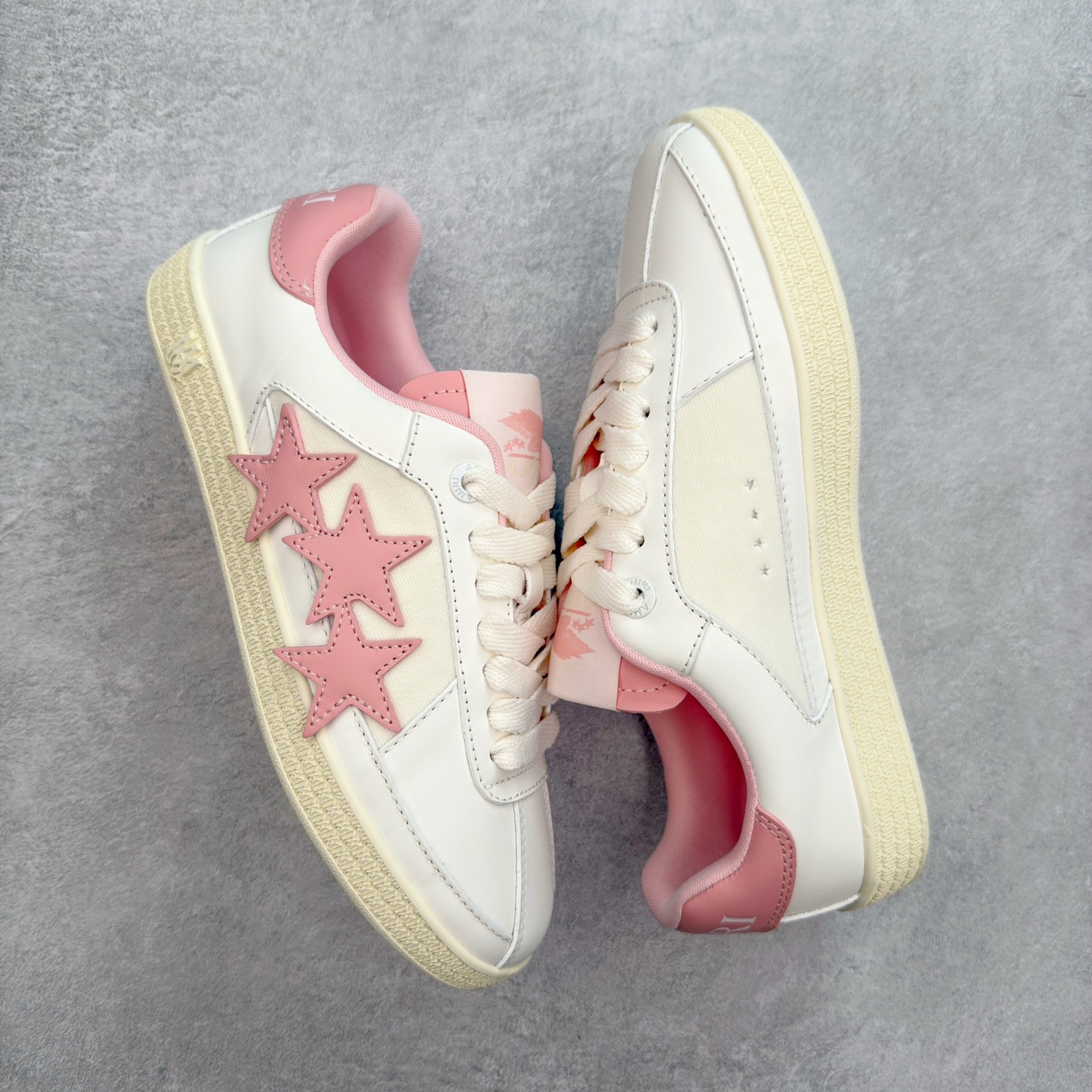 图片[3]-＃莞产 Amiri 埃米尔 Skeleton Low-Skel top Sneakers 骨骼系列情侣鞋 当潮顶流产品 众星上脚 低帮运动休闲板鞋 正确骨头形状 鞋舌外翻细节 头层牛皮双层加厚鞋面 鞋帮侧面骨头采用两张牛皮贴合处理 立体感更好 皮料切口均油边处理 定制金属LOGO铭牌及吊牌 并配有官方购物袋尽显高端大气 尺码 35 36 37 38 39 40 41 42 43 44 45-选品中心