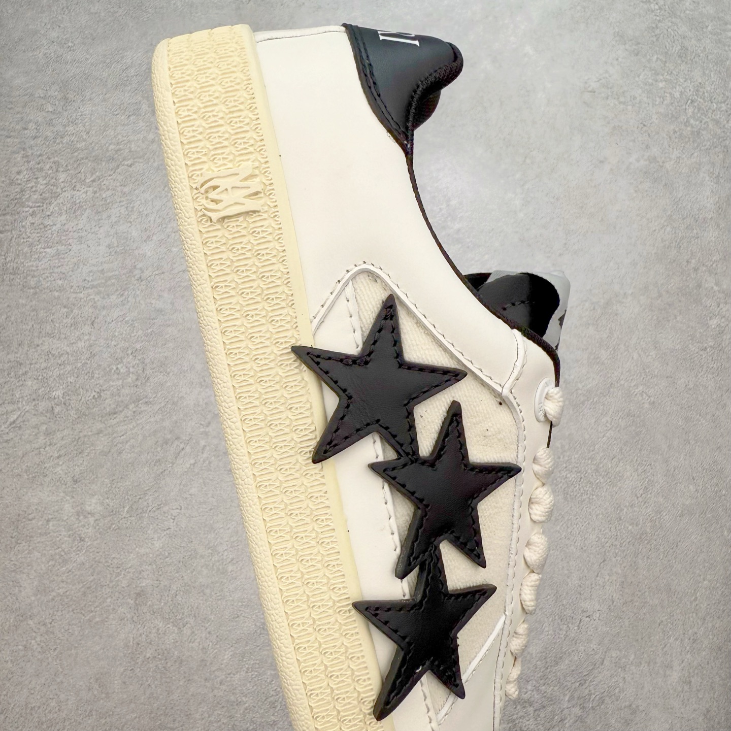 图片[6]-＃莞产 Amiri 埃米尔 Skeleton Low-Skel top Sneakers 骨骼系列情侣鞋 当潮顶流产品 众星上脚 低帮运动休闲板鞋 正确骨头形状 鞋舌外翻细节 头层牛皮双层加厚鞋面 鞋帮侧面骨头采用两张牛皮贴合处理 立体感更好 皮料切口均油边处理 定制金属LOGO铭牌及吊牌 并配有官方购物袋尽显高端大气 尺码 35 36 37 38 39 40 41 42 43 44 45-选品中心