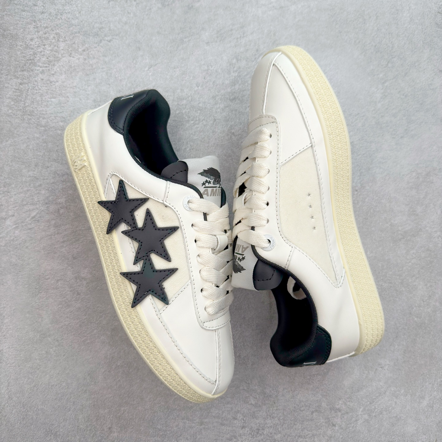 图片[3]-＃莞产 Amiri 埃米尔 Skeleton Low-Skel top Sneakers 骨骼系列情侣鞋 当潮顶流产品 众星上脚 低帮运动休闲板鞋 正确骨头形状 鞋舌外翻细节 头层牛皮双层加厚鞋面 鞋帮侧面骨头采用两张牛皮贴合处理 立体感更好 皮料切口均油边处理 定制金属LOGO铭牌及吊牌 并配有官方购物袋尽显高端大气 尺码 35 36 37 38 39 40 41 42 43 44 45-选品中心