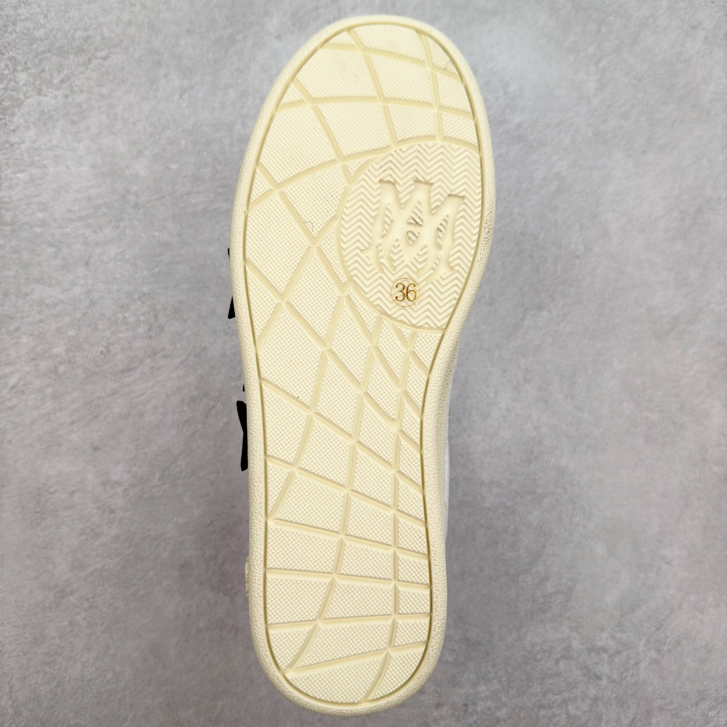 图片[9]-＃莞产 Amiri 埃米尔 Skeleton Low-Skel top Sneakers 骨骼系列情侣鞋 当潮顶流产品 众星上脚 低帮运动休闲板鞋 正确骨头形状 鞋舌外翻细节 头层牛皮双层加厚鞋面 鞋帮侧面骨头采用两张牛皮贴合处理 立体感更好 皮料切口均油边处理 定制金属LOGO铭牌及吊牌 并配有官方购物袋尽显高端大气 尺码 35 36 37 38 39 40 41 42 43 44 45-选品中心