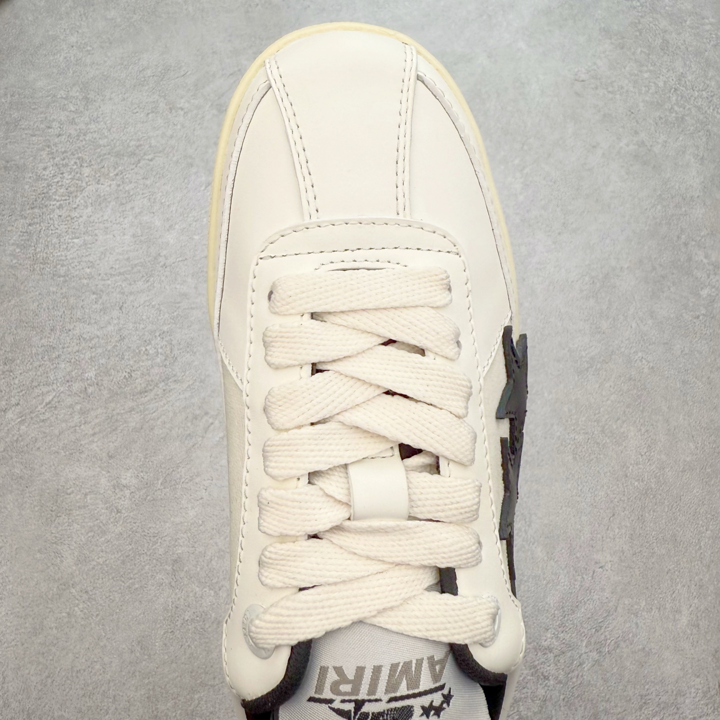 图片[4]-＃莞产 Amiri 埃米尔 Skeleton Low-Skel top Sneakers 骨骼系列情侣鞋 当潮顶流产品 众星上脚 低帮运动休闲板鞋 正确骨头形状 鞋舌外翻细节 头层牛皮双层加厚鞋面 鞋帮侧面骨头采用两张牛皮贴合处理 立体感更好 皮料切口均油边处理 定制金属LOGO铭牌及吊牌 并配有官方购物袋尽显高端大气 尺码 35 36 37 38 39 40 41 42 43 44 45-选品中心