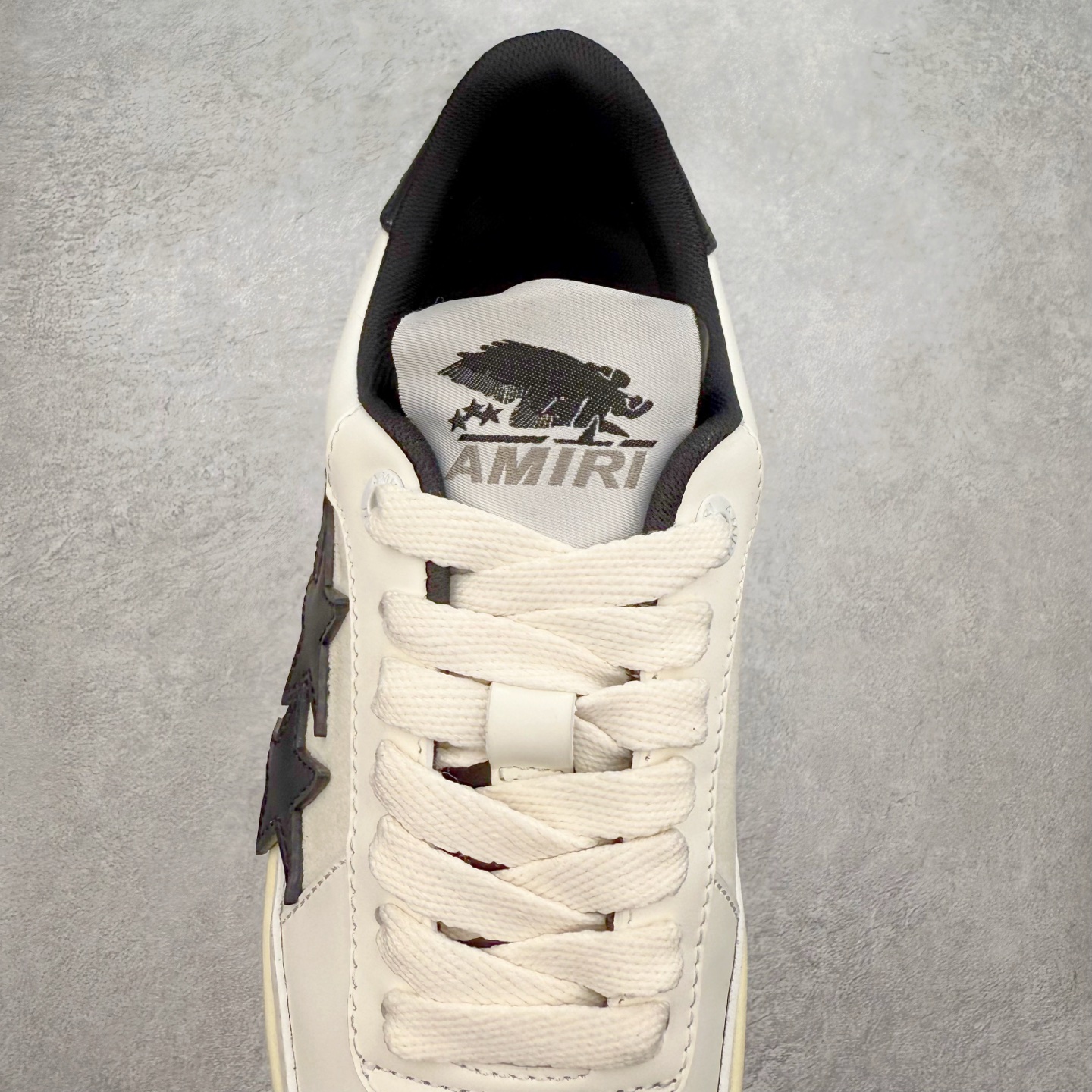 图片[5]-＃莞产 Amiri 埃米尔 Skeleton Low-Skel top Sneakers 骨骼系列情侣鞋 当潮顶流产品 众星上脚 低帮运动休闲板鞋 正确骨头形状 鞋舌外翻细节 头层牛皮双层加厚鞋面 鞋帮侧面骨头采用两张牛皮贴合处理 立体感更好 皮料切口均油边处理 定制金属LOGO铭牌及吊牌 并配有官方购物袋尽显高端大气 尺码 35 36 37 38 39 40 41 42 43 44 45-选品中心