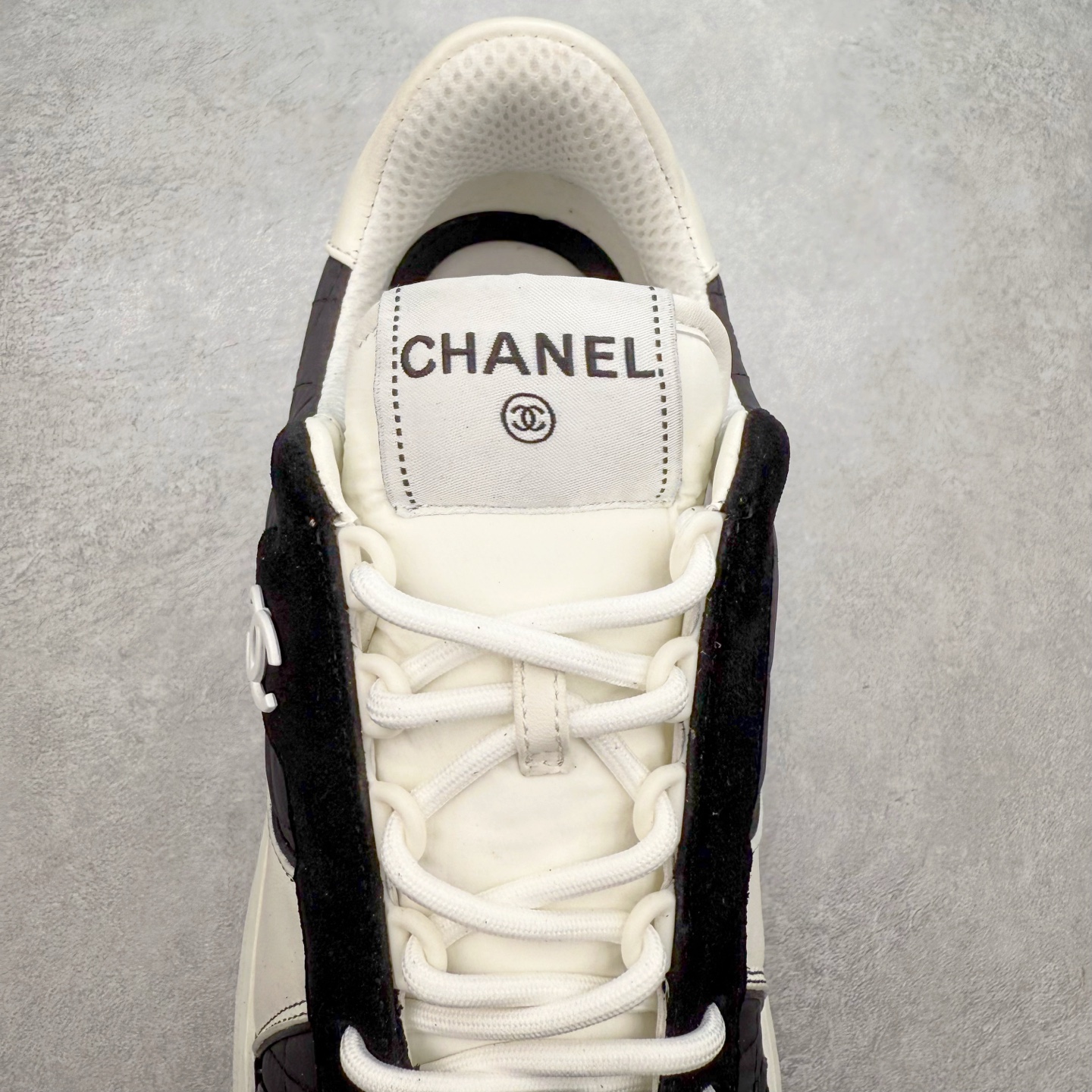 图片[5]-Chanel 香奈儿羊毛呢滑板鞋 独家包装 独家男鞋磨具 市场第一家做到47码 24款经典款最新配色 黑白色 鞋面采用羊京拼接太空布 五金配件大底原版全套开模 牛筋 ~真羊毛呢~tpu开模双色底 各大博主社交日推款，这季新款简直闭眼入，上脚狂好看，率性的休闲运动风，演绎香奈儿的时髦女性气质，整体定制令当时市面上的所有运动款变得过时，本系列现已登陆发售 ~官方同步 尺码：35 36 37 38 39 40 41 42 43 44 45 46 47-选品中心