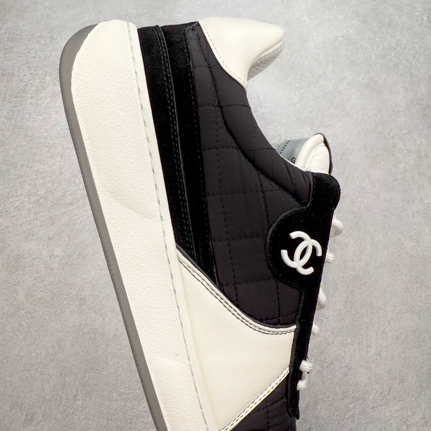 图片[6]-Chanel 香奈儿羊毛呢滑板鞋 独家包装 独家男鞋磨具 市场第一家做到47码 24款经典款最新配色 黑白色 鞋面采用羊京拼接太空布 五金配件大底原版全套开模 牛筋 ~真羊毛呢~tpu开模双色底 各大博主社交日推款，这季新款简直闭眼入，上脚狂好看，率性的休闲运动风，演绎香奈儿的时髦女性气质，整体定制令当时市面上的所有运动款变得过时，本系列现已登陆发售 ~官方同步 尺码：35 36 37 38 39 40 41 42 43 44 45 46 47-选品中心