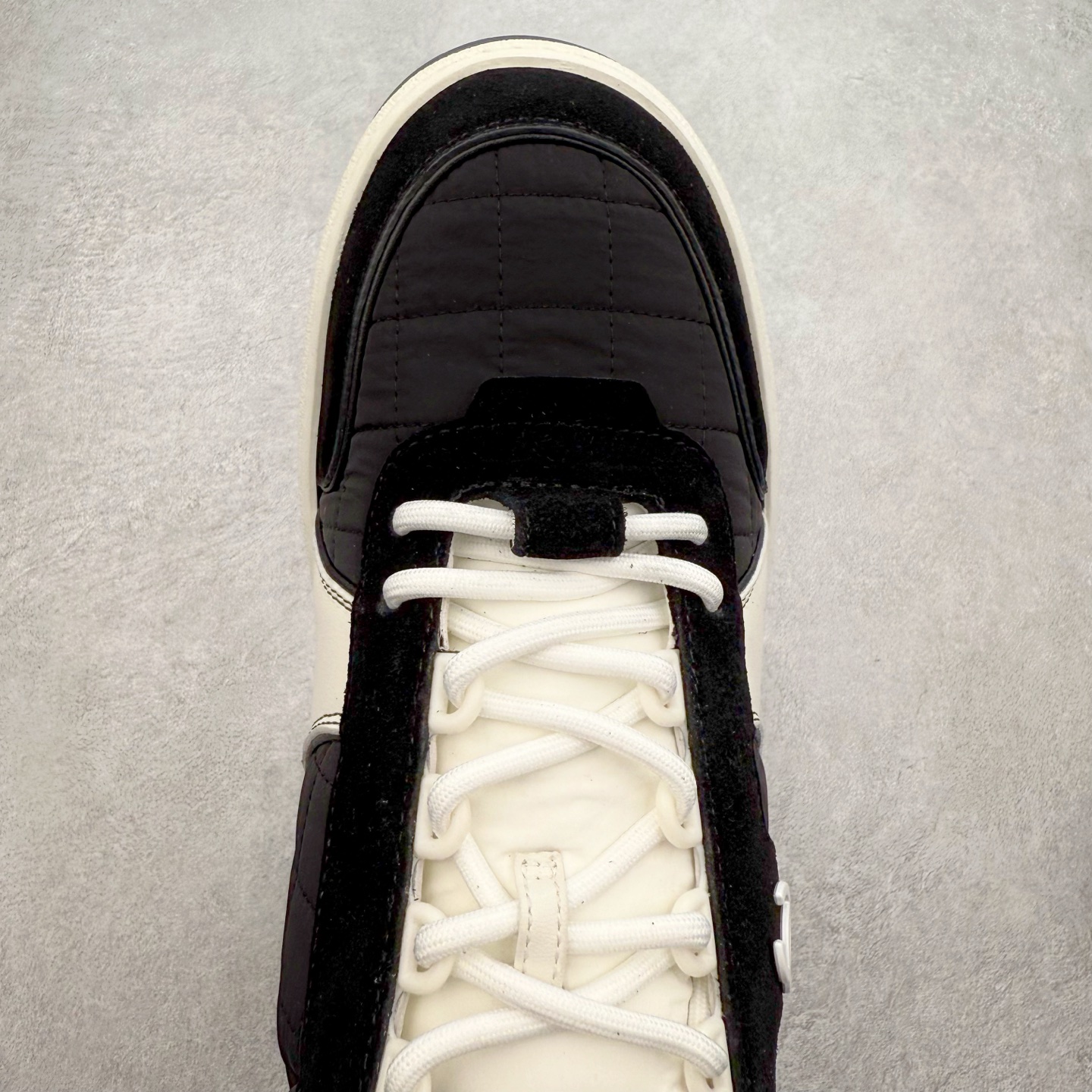 图片[4]-Chanel 香奈儿羊毛呢滑板鞋 独家包装 独家男鞋磨具 市场第一家做到47码 24款经典款最新配色 黑白色 鞋面采用羊京拼接太空布 五金配件大底原版全套开模 牛筋 ~真羊毛呢~tpu开模双色底 各大博主社交日推款，这季新款简直闭眼入，上脚狂好看，率性的休闲运动风，演绎香奈儿的时髦女性气质，整体定制令当时市面上的所有运动款变得过时，本系列现已登陆发售 ~官方同步 尺码：35 36 37 38 39 40 41 42 43 44 45 46 47-选品中心