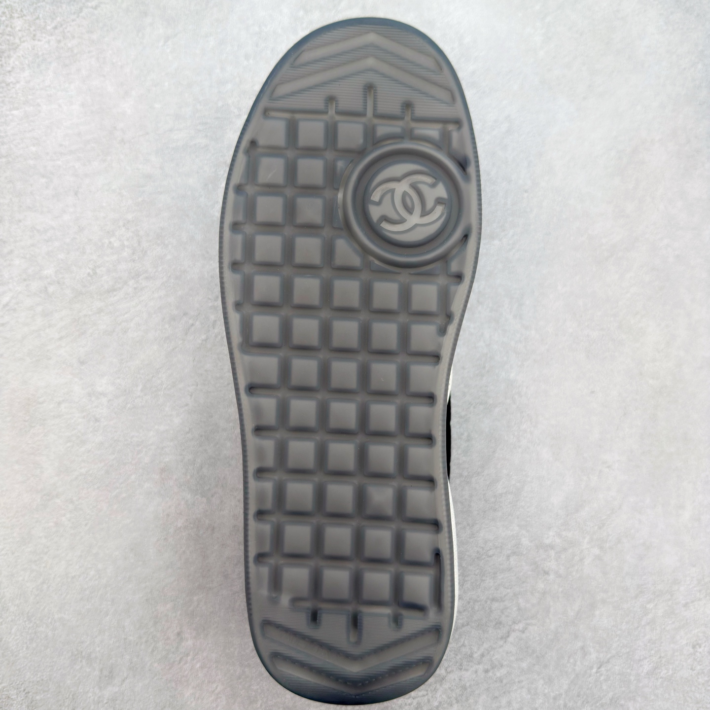 图片[9]-Chanel 香奈儿羊毛呢滑板鞋 独家包装 独家男鞋磨具 市场第一家做到47码 24款经典款最新配色 黑白色 鞋面采用羊京拼接太空布 五金配件大底原版全套开模 牛筋 ~真羊毛呢~tpu开模双色底 各大博主社交日推款，这季新款简直闭眼入，上脚狂好看，率性的休闲运动风，演绎香奈儿的时髦女性气质，整体定制令当时市面上的所有运动款变得过时，本系列现已登陆发售 ~官方同步 尺码：35 36 37 38 39 40 41 42 43 44 45 46 47-选品中心