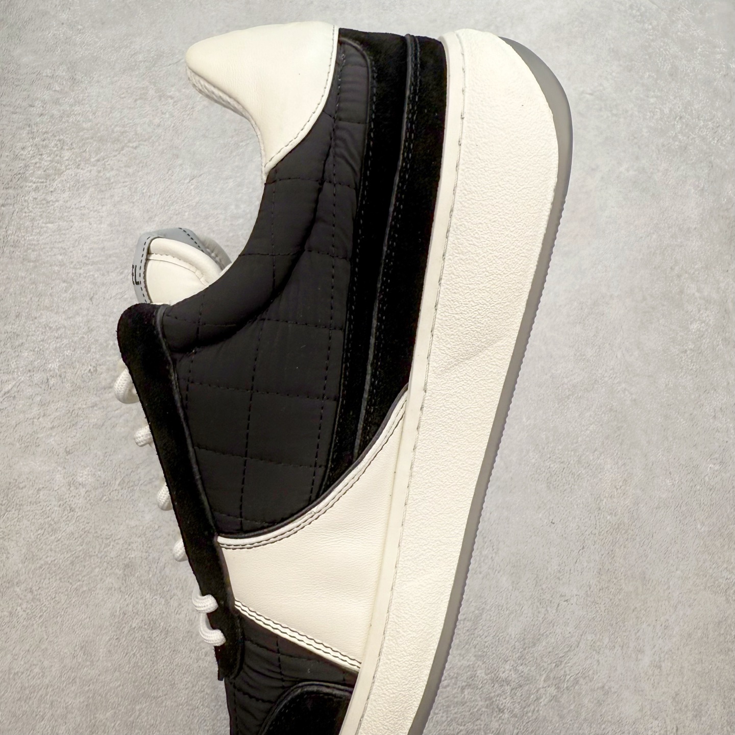 图片[7]-Chanel 香奈儿羊毛呢滑板鞋 独家包装 独家男鞋磨具 市场第一家做到47码 24款经典款最新配色 黑白色 鞋面采用羊京拼接太空布 五金配件大底原版全套开模 牛筋 ~真羊毛呢~tpu开模双色底 各大博主社交日推款，这季新款简直闭眼入，上脚狂好看，率性的休闲运动风，演绎香奈儿的时髦女性气质，整体定制令当时市面上的所有运动款变得过时，本系列现已登陆发售 ~官方同步 尺码：35 36 37 38 39 40 41 42 43 44 45 46 47-选品中心