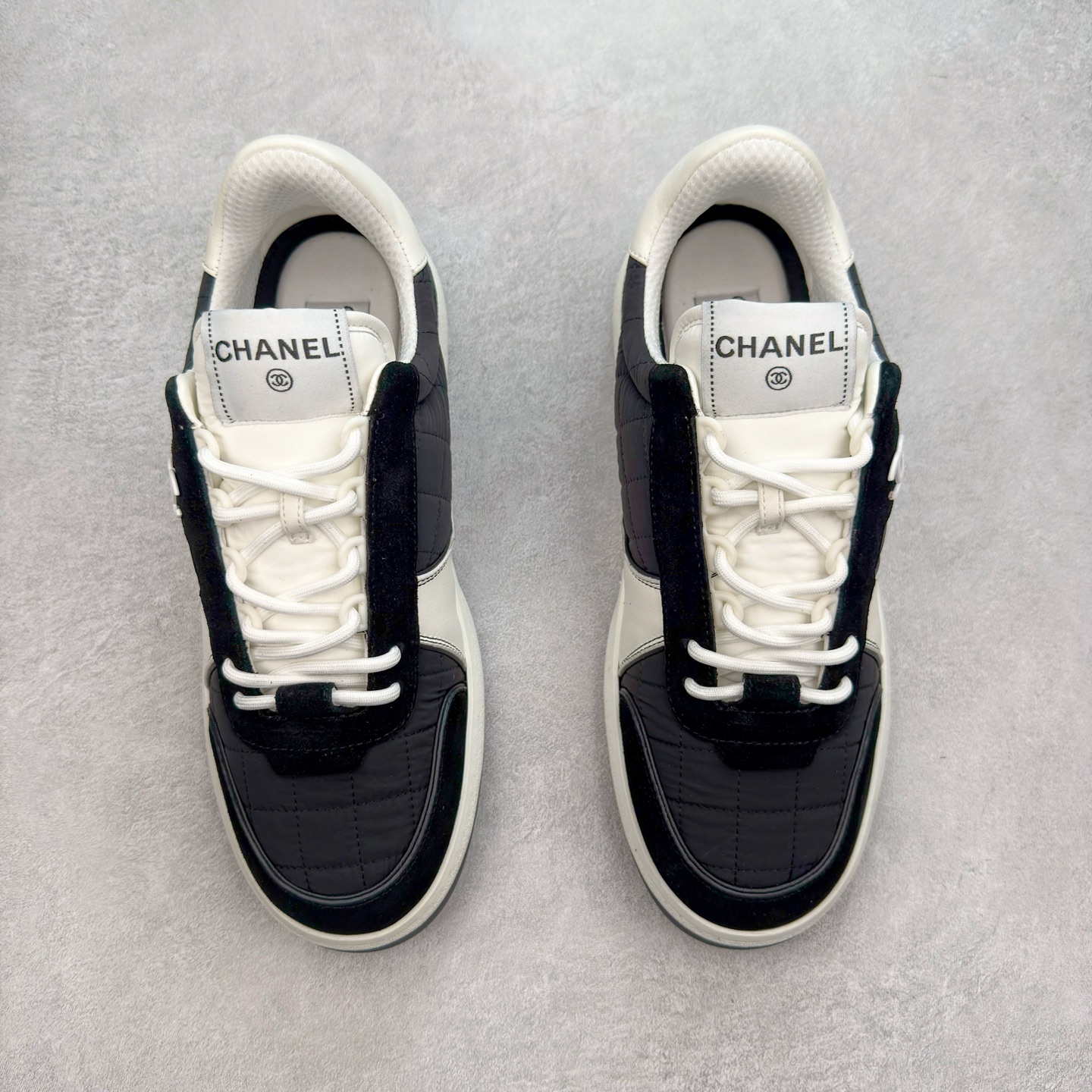 图片[2]-Chanel 香奈儿羊毛呢滑板鞋 独家包装 独家男鞋磨具 市场第一家做到47码 24款经典款最新配色 黑白色 鞋面采用羊京拼接太空布 五金配件大底原版全套开模 牛筋 ~真羊毛呢~tpu开模双色底 各大博主社交日推款，这季新款简直闭眼入，上脚狂好看，率性的休闲运动风，演绎香奈儿的时髦女性气质，整体定制令当时市面上的所有运动款变得过时，本系列现已登陆发售 ~官方同步 尺码：35 36 37 38 39 40 41 42 43 44 45 46 47-选品中心