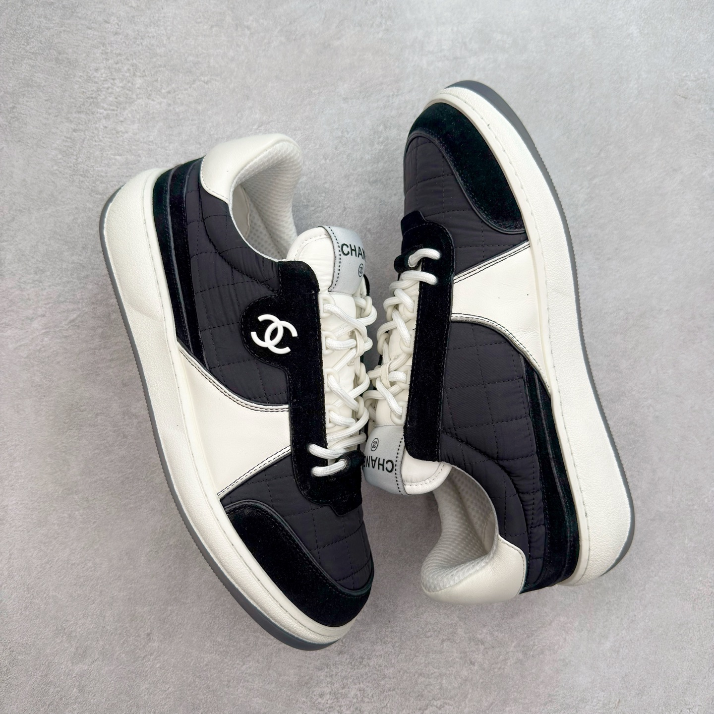 图片[3]-Chanel 香奈儿羊毛呢滑板鞋 独家包装 独家男鞋磨具 市场第一家做到47码 24款经典款最新配色 黑白色 鞋面采用羊京拼接太空布 五金配件大底原版全套开模 牛筋 ~真羊毛呢~tpu开模双色底 各大博主社交日推款，这季新款简直闭眼入，上脚狂好看，率性的休闲运动风，演绎香奈儿的时髦女性气质，整体定制令当时市面上的所有运动款变得过时，本系列现已登陆发售 ~官方同步 尺码：35 36 37 38 39 40 41 42 43 44 45 46 47-选品中心