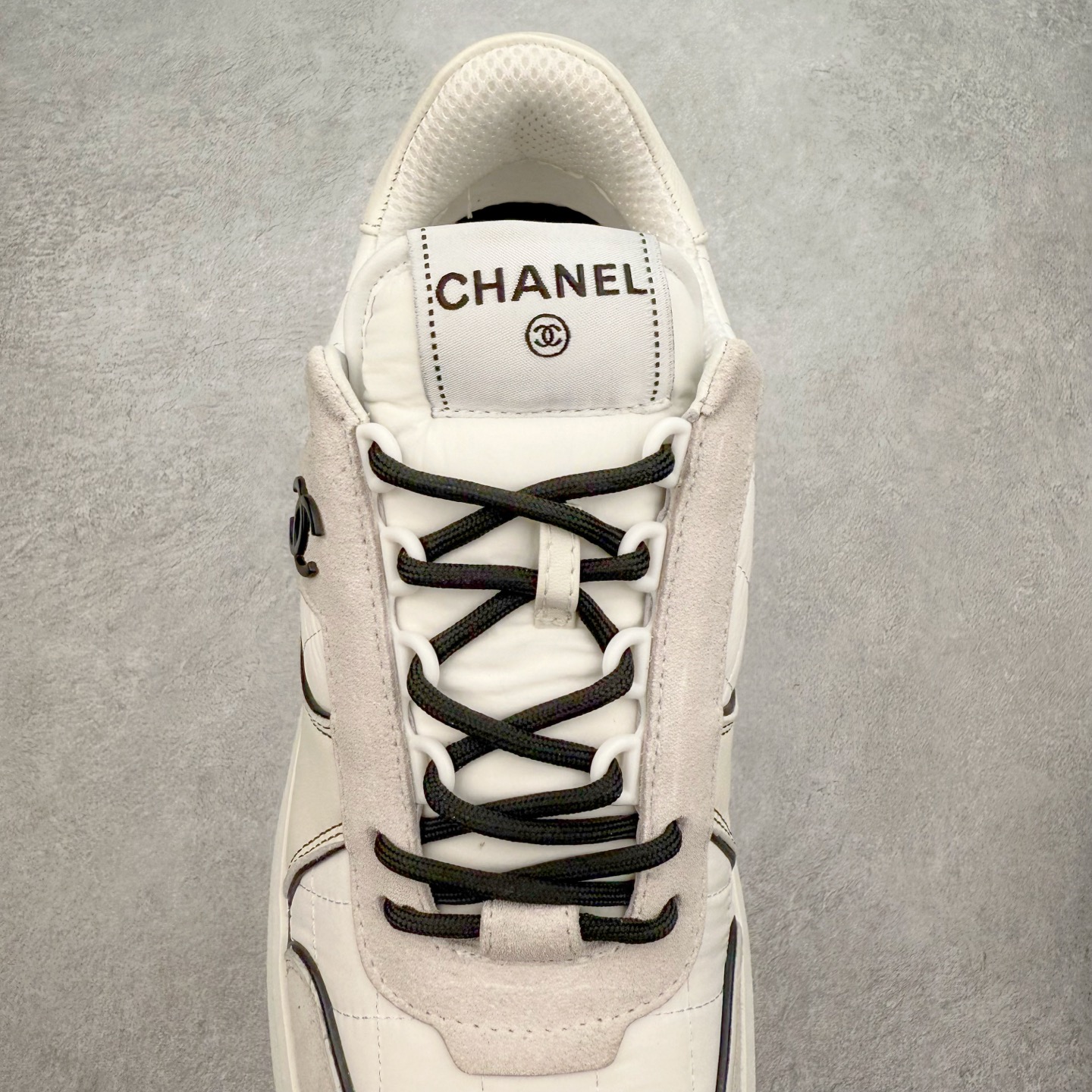 图片[5]-Chanel 香奈儿羊毛呢滑板鞋 独家包装 独家男鞋磨具 市场第一家做到47码 24款经典款最新配色 黑白色 鞋面采用羊京拼接太空布 五金配件大底原版全套开模 牛筋 ~真羊毛呢~tpu开模双色底 各大博主社交日推款，这季新款简直闭眼入，上脚狂好看，率性的休闲运动风，演绎香奈儿的时髦女性气质，整体定制令当时市面上的所有运动款变得过时，本系列现已登陆发售 ~官方同步 尺码：35 36 37 38 39 40 41 42 43 44 45 46 47-选品中心