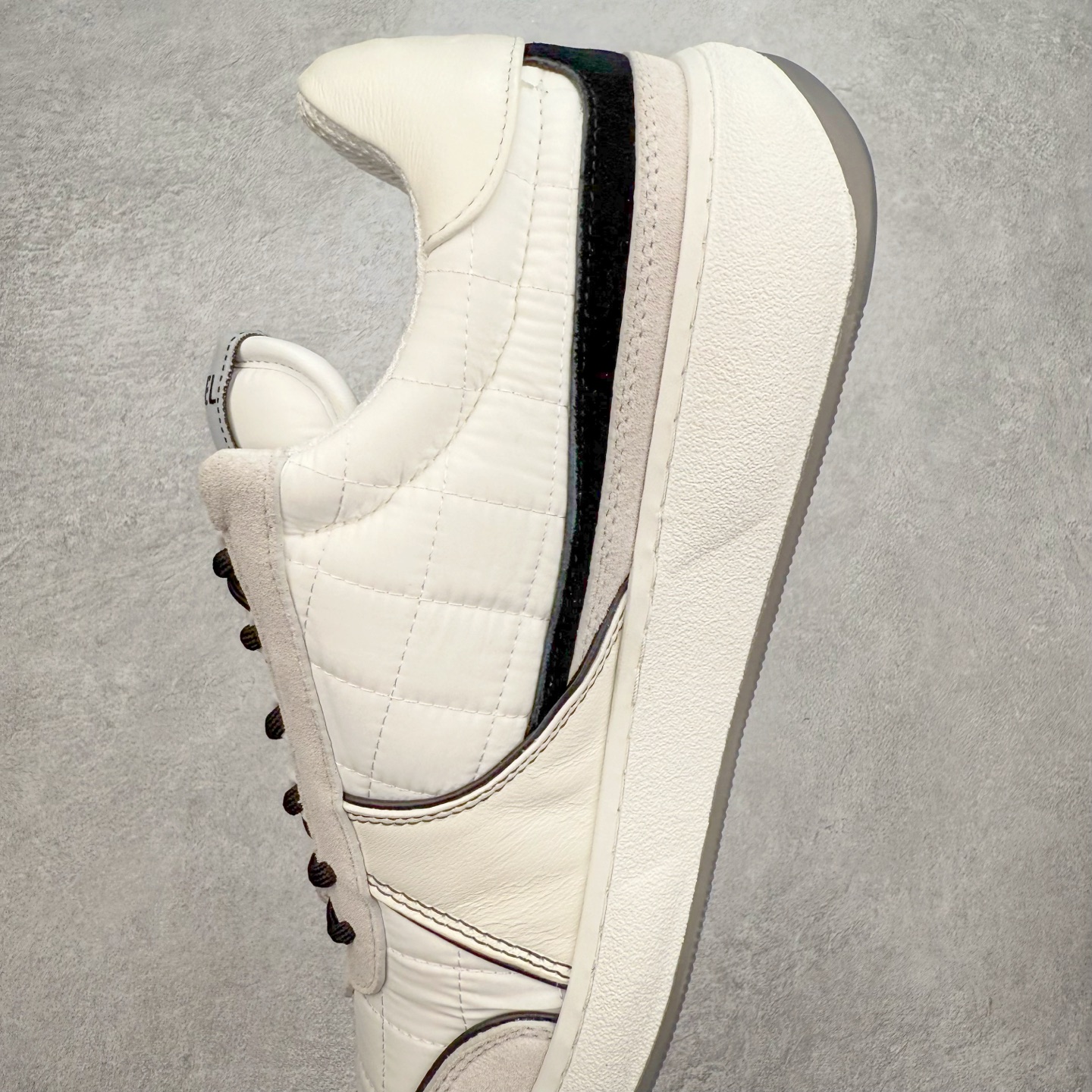 图片[7]-Chanel 香奈儿羊毛呢滑板鞋 独家包装 独家男鞋磨具 市场第一家做到47码 24款经典款最新配色 黑白色 鞋面采用羊京拼接太空布 五金配件大底原版全套开模 牛筋 ~真羊毛呢~tpu开模双色底 各大博主社交日推款，这季新款简直闭眼入，上脚狂好看，率性的休闲运动风，演绎香奈儿的时髦女性气质，整体定制令当时市面上的所有运动款变得过时，本系列现已登陆发售 ~官方同步 尺码：35 36 37 38 39 40 41 42 43 44 45 46 47-选品中心