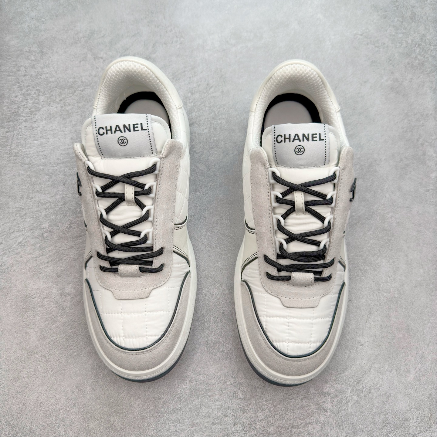 图片[2]-Chanel 香奈儿羊毛呢滑板鞋 独家包装 独家男鞋磨具 市场第一家做到47码 24款经典款最新配色 黑白色 鞋面采用羊京拼接太空布 五金配件大底原版全套开模 牛筋 ~真羊毛呢~tpu开模双色底 各大博主社交日推款，这季新款简直闭眼入，上脚狂好看，率性的休闲运动风，演绎香奈儿的时髦女性气质，整体定制令当时市面上的所有运动款变得过时，本系列现已登陆发售 ~官方同步 尺码：35 36 37 38 39 40 41 42 43 44 45 46 47-选品中心