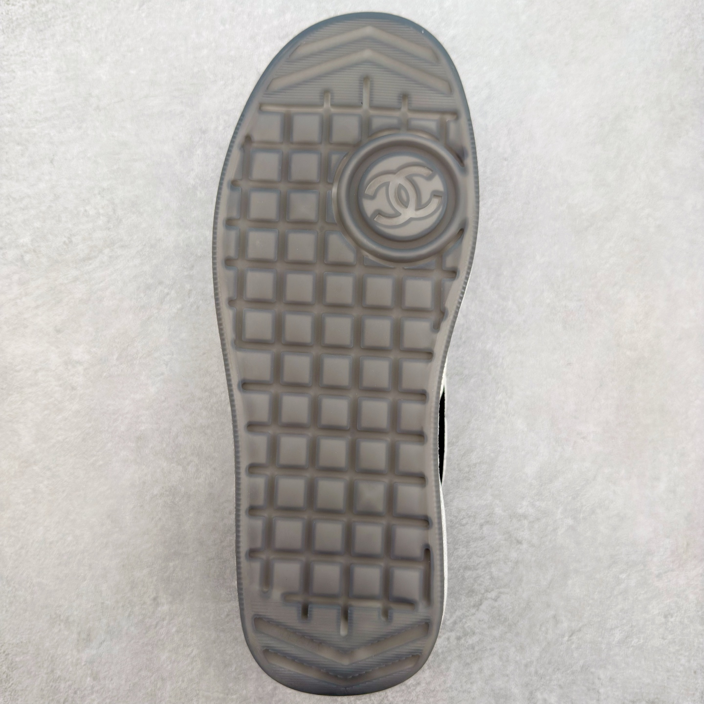 图片[9]-Chanel 香奈儿羊毛呢滑板鞋 独家包装 独家男鞋磨具 市场第一家做到47码 24款经典款最新配色 黑白色 鞋面采用羊京拼接太空布 五金配件大底原版全套开模 牛筋 ~真羊毛呢~tpu开模双色底 各大博主社交日推款，这季新款简直闭眼入，上脚狂好看，率性的休闲运动风，演绎香奈儿的时髦女性气质，整体定制令当时市面上的所有运动款变得过时，本系列现已登陆发售 ~官方同步 尺码：35 36 37 38 39 40 41 42 43 44 45 46 47-选品中心