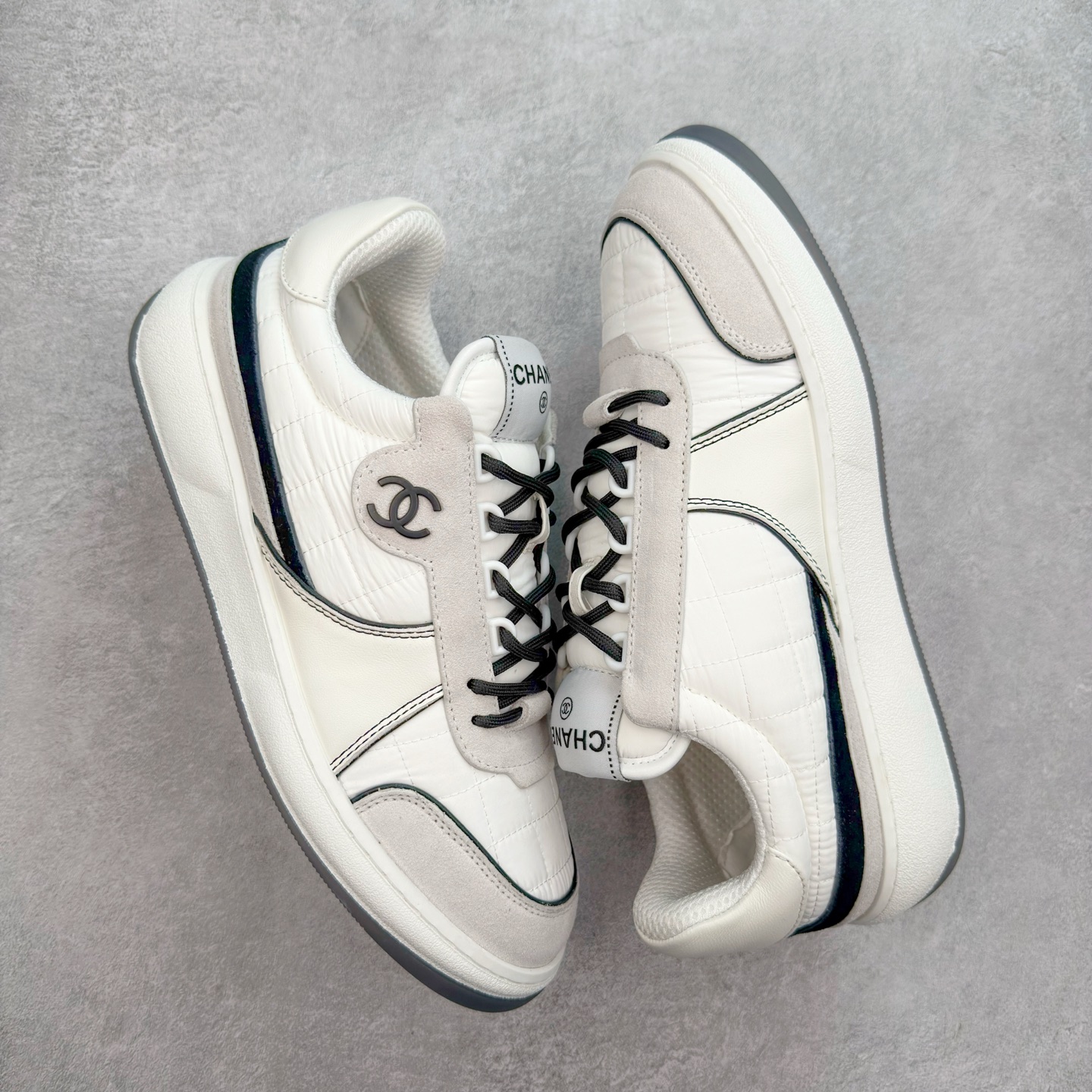 图片[3]-Chanel 香奈儿羊毛呢滑板鞋 独家包装 独家男鞋磨具 市场第一家做到47码 24款经典款最新配色 黑白色 鞋面采用羊京拼接太空布 五金配件大底原版全套开模 牛筋 ~真羊毛呢~tpu开模双色底 各大博主社交日推款，这季新款简直闭眼入，上脚狂好看，率性的休闲运动风，演绎香奈儿的时髦女性气质，整体定制令当时市面上的所有运动款变得过时，本系列现已登陆发售 ~官方同步 尺码：35 36 37 38 39 40 41 42 43 44 45 46 47-选品中心