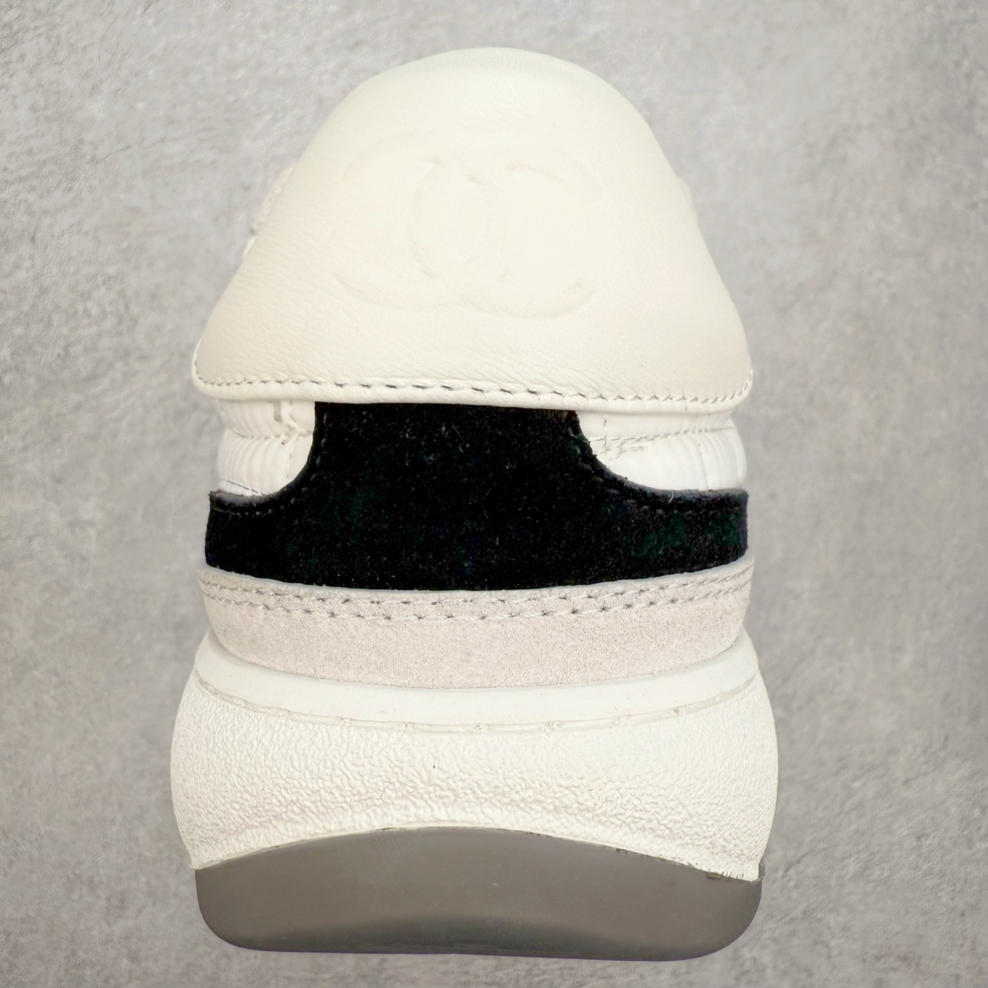 图片[8]-Chanel 香奈儿羊毛呢滑板鞋 独家包装 独家男鞋磨具 市场第一家做到47码 24款经典款最新配色 黑白色 鞋面采用羊京拼接太空布 五金配件大底原版全套开模 牛筋 ~真羊毛呢~tpu开模双色底 各大博主社交日推款，这季新款简直闭眼入，上脚狂好看，率性的休闲运动风，演绎香奈儿的时髦女性气质，整体定制令当时市面上的所有运动款变得过时，本系列现已登陆发售 ~官方同步 尺码：35 36 37 38 39 40 41 42 43 44 45 46 47-选品中心