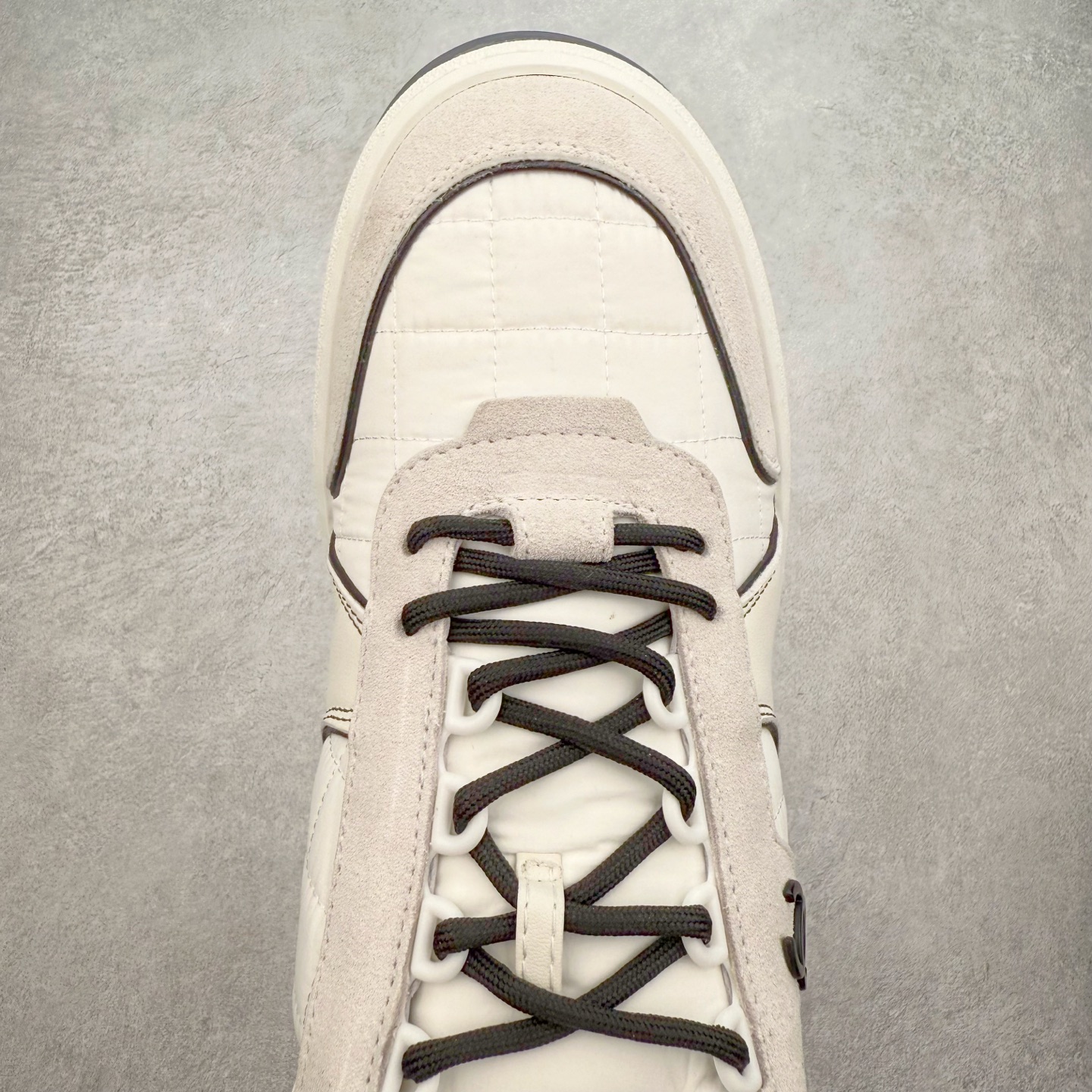 图片[4]-Chanel 香奈儿羊毛呢滑板鞋 独家包装 独家男鞋磨具 市场第一家做到47码 24款经典款最新配色 黑白色 鞋面采用羊京拼接太空布 五金配件大底原版全套开模 牛筋 ~真羊毛呢~tpu开模双色底 各大博主社交日推款，这季新款简直闭眼入，上脚狂好看，率性的休闲运动风，演绎香奈儿的时髦女性气质，整体定制令当时市面上的所有运动款变得过时，本系列现已登陆发售 ~官方同步 尺码：35 36 37 38 39 40 41 42 43 44 45 46 47-选品中心