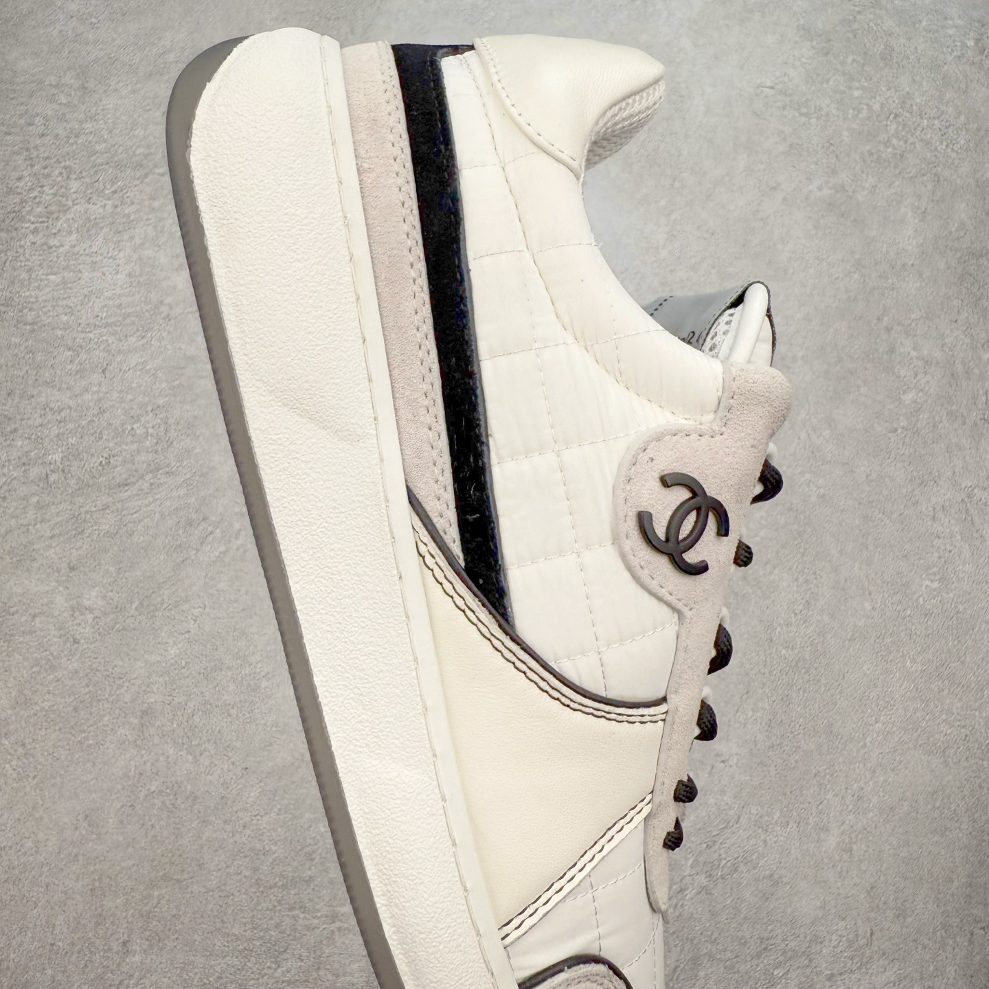 图片[6]-Chanel 香奈儿羊毛呢滑板鞋 独家包装 独家男鞋磨具 市场第一家做到47码 24款经典款最新配色 黑白色 鞋面采用羊京拼接太空布 五金配件大底原版全套开模 牛筋 ~真羊毛呢~tpu开模双色底 各大博主社交日推款，这季新款简直闭眼入，上脚狂好看，率性的休闲运动风，演绎香奈儿的时髦女性气质，整体定制令当时市面上的所有运动款变得过时，本系列现已登陆发售 ~官方同步 尺码：35 36 37 38 39 40 41 42 43 44 45 46 47-选品中心