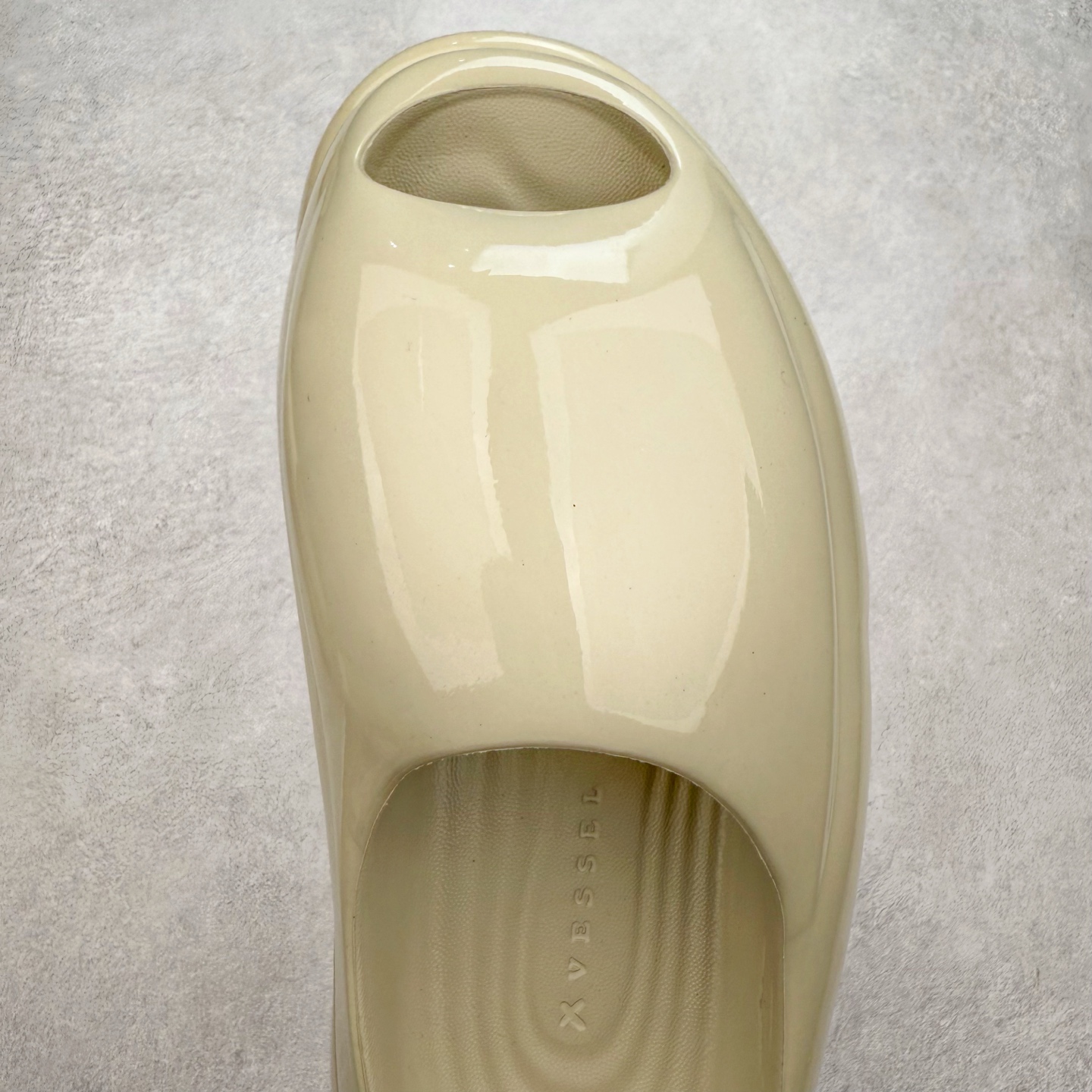 图片[4]-xVESSEL 鲸碳号 碳纤科技 防滑耐磨一字拖鞋 男女同款 微翘式鞋头设计，响应灵活。采用经典鞋型，融入全新细节点缀，整体简约且富有质感。鞋底耐磨材质搭配丰富的防滑底纹设计，可平稳抓地，不易打滑。xVESSEL是一个将解构主义与标志性设计元素融合的品牌，自2017年推出标志性软木硫化帆布鞋，多年来以热点设计元素融合解构主义，呈现视角的潮流单品。自成立以来，XVESSEL已经与LANVIN、Marvel、奔驰、山本耀司、G-Shock、Readymade等国际品牌和时代人物展开合作。XVESSEL前缀中的x代表着大胆自信的冒险精神，VESSEL一词除了可以解释为船的意思外，也可以理解为血管的含义。代表着品牌就像一艘无畏驶向未知的船，也像是人们生活中流动的血液。XVESSEL就是建立于自己的一个媒介，能够传达出自己对爱和个性的感受和看法。尺码：36 36.5 37.5 38 38.5 39 40 40.5 41 42 42.5 43 44 44.5 45 46-选品中心