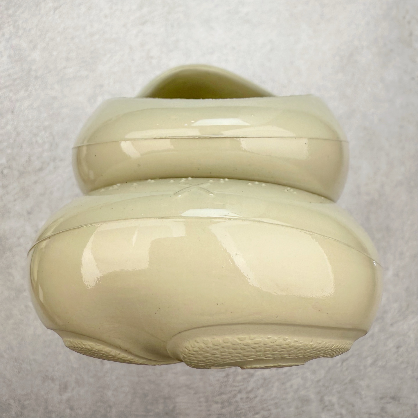 图片[8]-xVESSEL 鲸碳号 碳纤科技 防滑耐磨一字拖鞋 男女同款 微翘式鞋头设计，响应灵活。采用经典鞋型，融入全新细节点缀，整体简约且富有质感。鞋底耐磨材质搭配丰富的防滑底纹设计，可平稳抓地，不易打滑。xVESSEL是一个将解构主义与标志性设计元素融合的品牌，自2017年推出标志性软木硫化帆布鞋，多年来以热点设计元素融合解构主义，呈现视角的潮流单品。自成立以来，XVESSEL已经与LANVIN、Marvel、奔驰、山本耀司、G-Shock、Readymade等国际品牌和时代人物展开合作。XVESSEL前缀中的x代表着大胆自信的冒险精神，VESSEL一词除了可以解释为船的意思外，也可以理解为血管的含义。代表着品牌就像一艘无畏驶向未知的船，也像是人们生活中流动的血液。XVESSEL就是建立于自己的一个媒介，能够传达出自己对爱和个性的感受和看法。尺码：36 36.5 37.5 38 38.5 39 40 40.5 41 42 42.5 43 44 44.5 45 46-选品中心