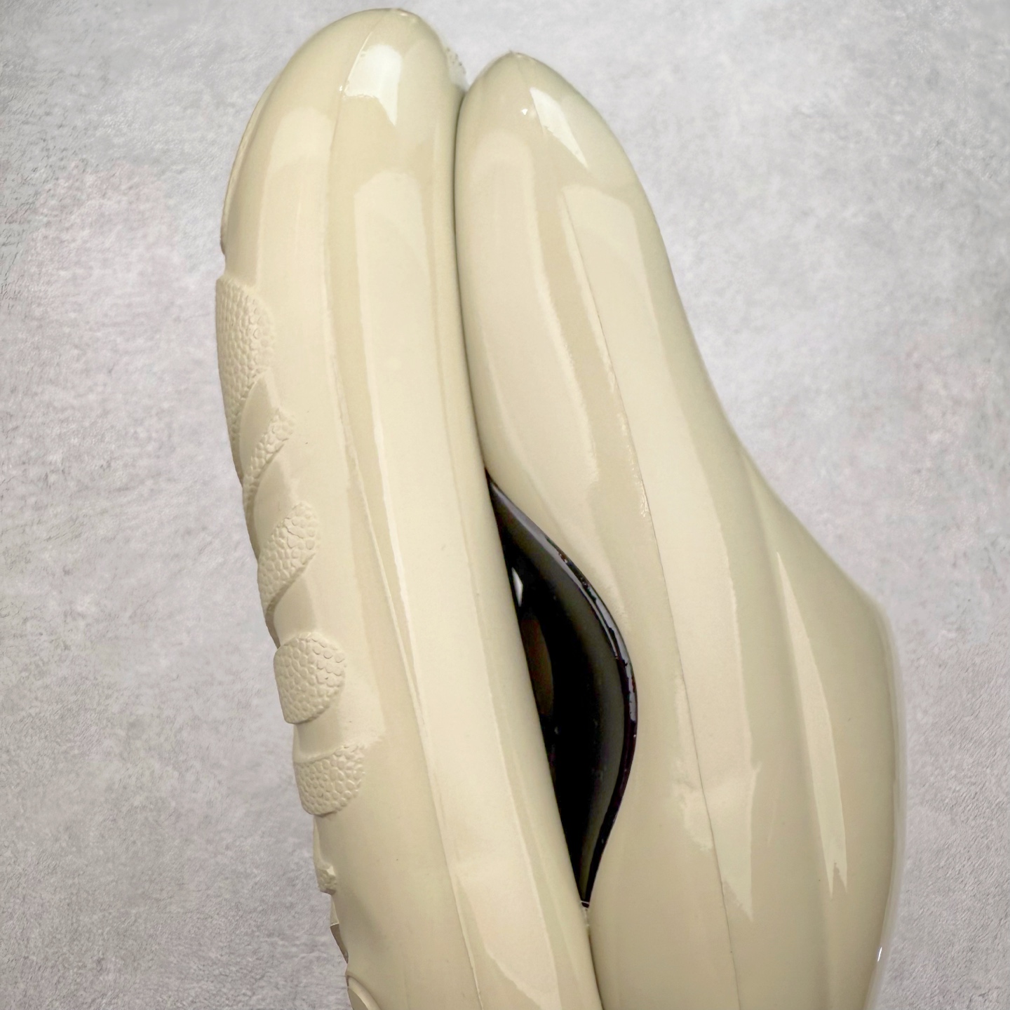 图片[6]-xVESSEL 鲸碳号 碳纤科技 防滑耐磨一字拖鞋 男女同款 微翘式鞋头设计，响应灵活。采用经典鞋型，融入全新细节点缀，整体简约且富有质感。鞋底耐磨材质搭配丰富的防滑底纹设计，可平稳抓地，不易打滑。xVESSEL是一个将解构主义与标志性设计元素融合的品牌，自2017年推出标志性软木硫化帆布鞋，多年来以热点设计元素融合解构主义，呈现视角的潮流单品。自成立以来，XVESSEL已经与LANVIN、Marvel、奔驰、山本耀司、G-Shock、Readymade等国际品牌和时代人物展开合作。XVESSEL前缀中的x代表着大胆自信的冒险精神，VESSEL一词除了可以解释为船的意思外，也可以理解为血管的含义。代表着品牌就像一艘无畏驶向未知的船，也像是人们生活中流动的血液。XVESSEL就是建立于自己的一个媒介，能够传达出自己对爱和个性的感受和看法。尺码：36 36.5 37.5 38 38.5 39 40 40.5 41 42 42.5 43 44 44.5 45 46-选品中心