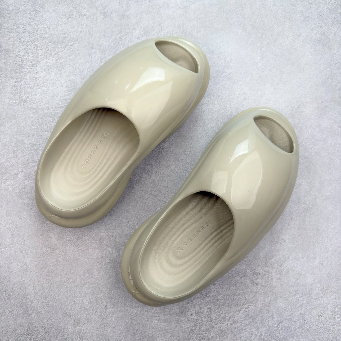 图片[3]-xVESSEL 鲸碳号 碳纤科技 防滑耐磨一字拖鞋 男女同款 微翘式鞋头设计，响应灵活。采用经典鞋型，融入全新细节点缀，整体简约且富有质感。鞋底耐磨材质搭配丰富的防滑底纹设计，可平稳抓地，不易打滑。xVESSEL是一个将解构主义与标志性设计元素融合的品牌，自2017年推出标志性软木硫化帆布鞋，多年来以热点设计元素融合解构主义，呈现视角的潮流单品。自成立以来，XVESSEL已经与LANVIN、Marvel、奔驰、山本耀司、G-Shock、Readymade等国际品牌和时代人物展开合作。XVESSEL前缀中的x代表着大胆自信的冒险精神，VESSEL一词除了可以解释为船的意思外，也可以理解为血管的含义。代表着品牌就像一艘无畏驶向未知的船，也像是人们生活中流动的血液。XVESSEL就是建立于自己的一个媒介，能够传达出自己对爱和个性的感受和看法。尺码：36 36.5 37.5 38 38.5 39 40 40.5 41 42 42.5 43 44 44.5 45 46-选品中心