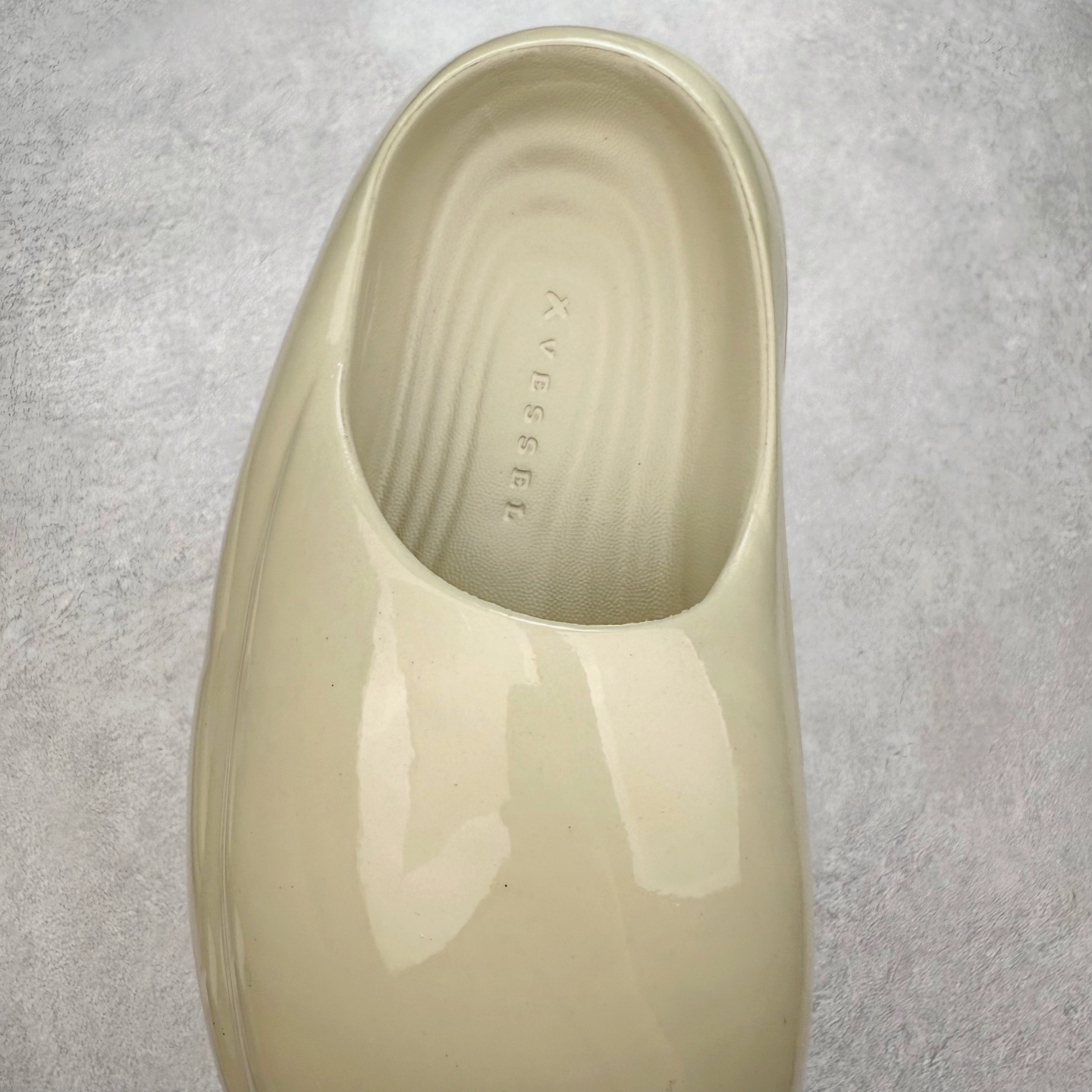 图片[5]-xVESSEL 鲸碳号 碳纤科技 防滑耐磨一字拖鞋 男女同款 微翘式鞋头设计，响应灵活。采用经典鞋型，融入全新细节点缀，整体简约且富有质感。鞋底耐磨材质搭配丰富的防滑底纹设计，可平稳抓地，不易打滑。xVESSEL是一个将解构主义与标志性设计元素融合的品牌，自2017年推出标志性软木硫化帆布鞋，多年来以热点设计元素融合解构主义，呈现视角的潮流单品。自成立以来，XVESSEL已经与LANVIN、Marvel、奔驰、山本耀司、G-Shock、Readymade等国际品牌和时代人物展开合作。XVESSEL前缀中的x代表着大胆自信的冒险精神，VESSEL一词除了可以解释为船的意思外，也可以理解为血管的含义。代表着品牌就像一艘无畏驶向未知的船，也像是人们生活中流动的血液。XVESSEL就是建立于自己的一个媒介，能够传达出自己对爱和个性的感受和看法。尺码：36 36.5 37.5 38 38.5 39 40 40.5 41 42 42.5 43 44 44.5 45 46-选品中心