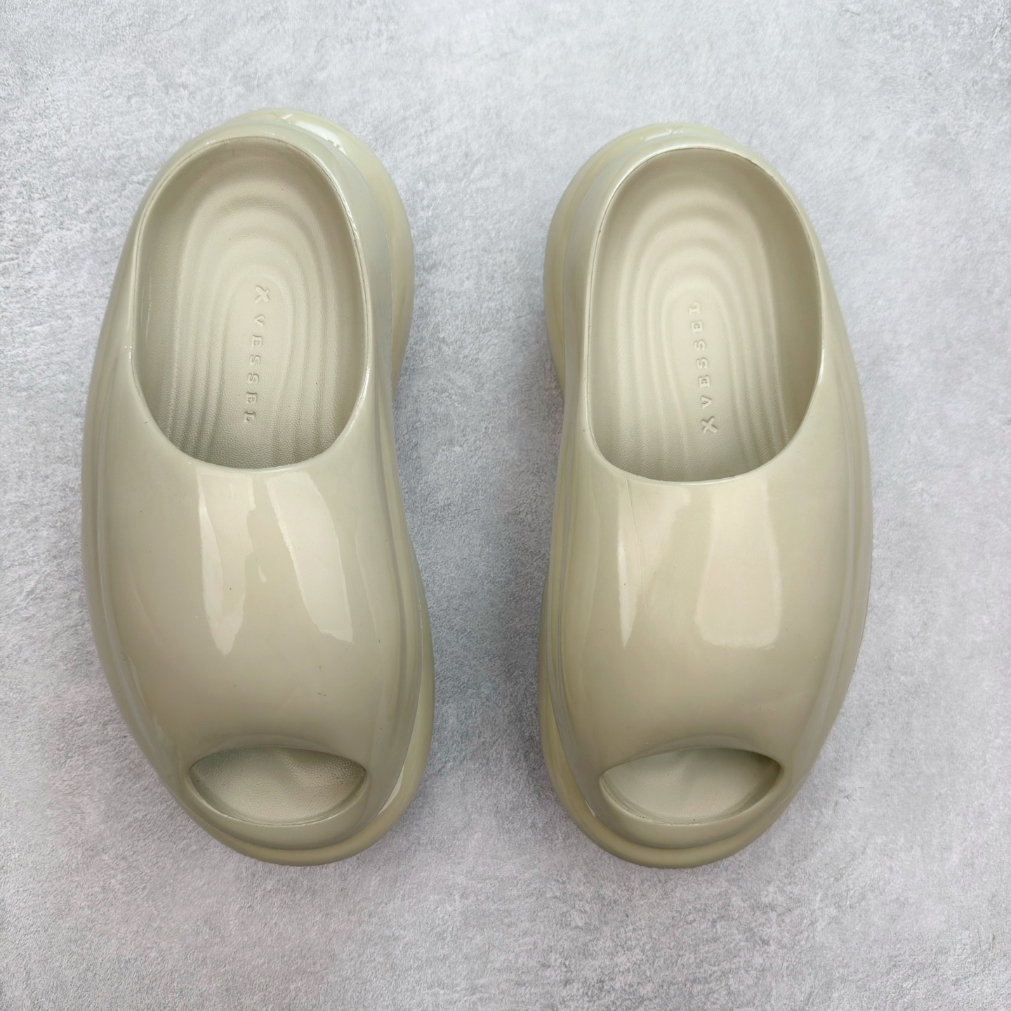 图片[2]-xVESSEL 鲸碳号 碳纤科技 防滑耐磨一字拖鞋 男女同款 微翘式鞋头设计，响应灵活。采用经典鞋型，融入全新细节点缀，整体简约且富有质感。鞋底耐磨材质搭配丰富的防滑底纹设计，可平稳抓地，不易打滑。xVESSEL是一个将解构主义与标志性设计元素融合的品牌，自2017年推出标志性软木硫化帆布鞋，多年来以热点设计元素融合解构主义，呈现视角的潮流单品。自成立以来，XVESSEL已经与LANVIN、Marvel、奔驰、山本耀司、G-Shock、Readymade等国际品牌和时代人物展开合作。XVESSEL前缀中的x代表着大胆自信的冒险精神，VESSEL一词除了可以解释为船的意思外，也可以理解为血管的含义。代表着品牌就像一艘无畏驶向未知的船，也像是人们生活中流动的血液。XVESSEL就是建立于自己的一个媒介，能够传达出自己对爱和个性的感受和看法。尺码：36 36.5 37.5 38 38.5 39 40 40.5 41 42 42.5 43 44 44.5 45 46-选品中心