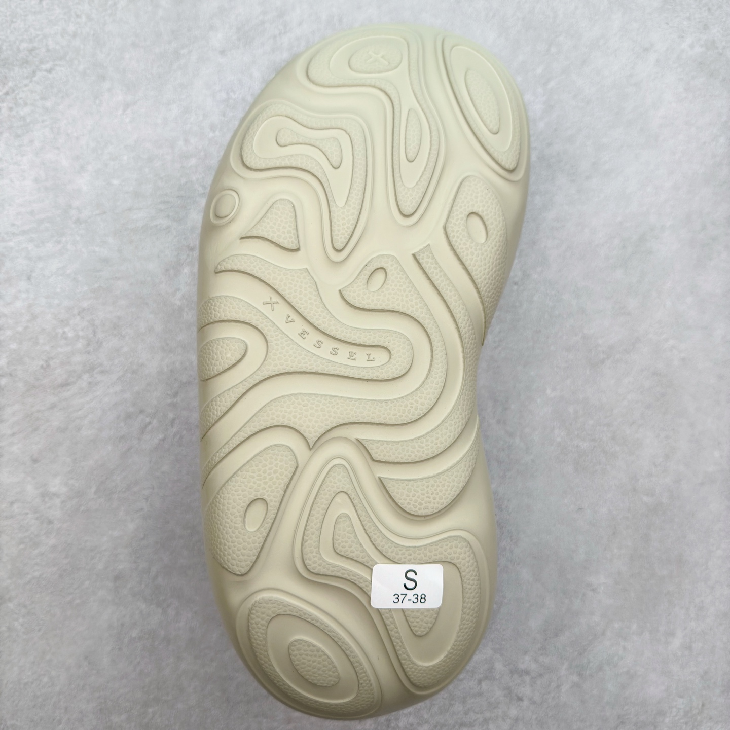 图片[9]-xVESSEL 鲸碳号 碳纤科技 防滑耐磨一字拖鞋 男女同款 微翘式鞋头设计，响应灵活。采用经典鞋型，融入全新细节点缀，整体简约且富有质感。鞋底耐磨材质搭配丰富的防滑底纹设计，可平稳抓地，不易打滑。xVESSEL是一个将解构主义与标志性设计元素融合的品牌，自2017年推出标志性软木硫化帆布鞋，多年来以热点设计元素融合解构主义，呈现视角的潮流单品。自成立以来，XVESSEL已经与LANVIN、Marvel、奔驰、山本耀司、G-Shock、Readymade等国际品牌和时代人物展开合作。XVESSEL前缀中的x代表着大胆自信的冒险精神，VESSEL一词除了可以解释为船的意思外，也可以理解为血管的含义。代表着品牌就像一艘无畏驶向未知的船，也像是人们生活中流动的血液。XVESSEL就是建立于自己的一个媒介，能够传达出自己对爱和个性的感受和看法。尺码：36 36.5 37.5 38 38.5 39 40 40.5 41 42 42.5 43 44 44.5 45 46-选品中心