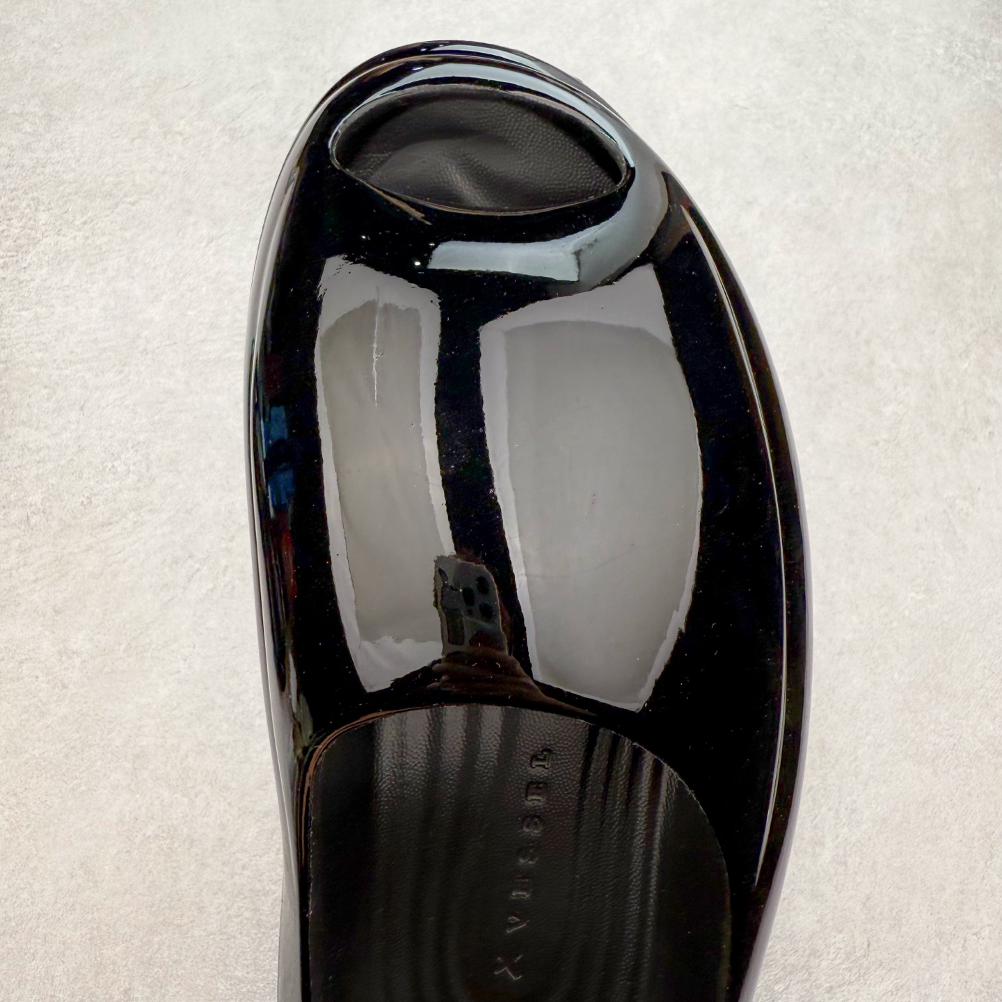 图片[4]-xVESSEL 鲸碳号 碳纤科技 防滑耐磨一字拖鞋 男女同款 微翘式鞋头设计，响应灵活。采用经典鞋型，融入全新细节点缀，整体简约且富有质感。鞋底耐磨材质搭配丰富的防滑底纹设计，可平稳抓地，不易打滑。xVESSEL是一个将解构主义与标志性设计元素融合的品牌，自2017年推出标志性软木硫化帆布鞋，多年来以热点设计元素融合解构主义，呈现视角的潮流单品。自成立以来，XVESSEL已经与LANVIN、Marvel、奔驰、山本耀司、G-Shock、Readymade等国际品牌和时代人物展开合作。XVESSEL前缀中的x代表着大胆自信的冒险精神，VESSEL一词除了可以解释为船的意思外，也可以理解为血管的含义。代表着品牌就像一艘无畏驶向未知的船，也像是人们生活中流动的血液。XVESSEL就是建立于自己的一个媒介，能够传达出自己对爱和个性的感受和看法。尺码：36 36.5 37.5 38 38.5 39 40 40.5 41 42 42.5 43 44 44.5 45 46-选品中心