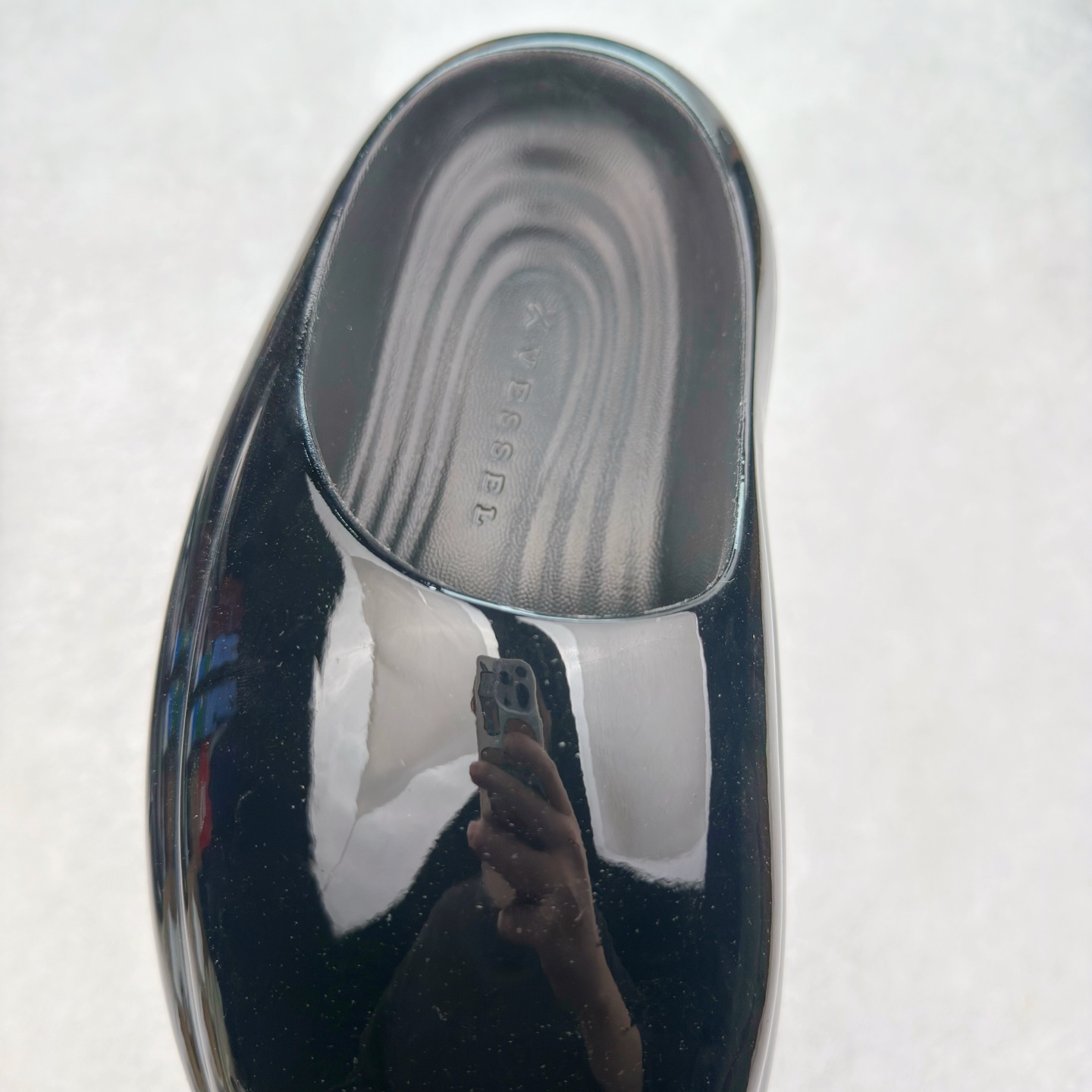 图片[5]-xVESSEL 鲸碳号 碳纤科技 防滑耐磨一字拖鞋 男女同款 微翘式鞋头设计，响应灵活。采用经典鞋型，融入全新细节点缀，整体简约且富有质感。鞋底耐磨材质搭配丰富的防滑底纹设计，可平稳抓地，不易打滑。xVESSEL是一个将解构主义与标志性设计元素融合的品牌，自2017年推出标志性软木硫化帆布鞋，多年来以热点设计元素融合解构主义，呈现视角的潮流单品。自成立以来，XVESSEL已经与LANVIN、Marvel、奔驰、山本耀司、G-Shock、Readymade等国际品牌和时代人物展开合作。XVESSEL前缀中的x代表着大胆自信的冒险精神，VESSEL一词除了可以解释为船的意思外，也可以理解为血管的含义。代表着品牌就像一艘无畏驶向未知的船，也像是人们生活中流动的血液。XVESSEL就是建立于自己的一个媒介，能够传达出自己对爱和个性的感受和看法。尺码：36 36.5 37.5 38 38.5 39 40 40.5 41 42 42.5 43 44 44.5 45 46-选品中心