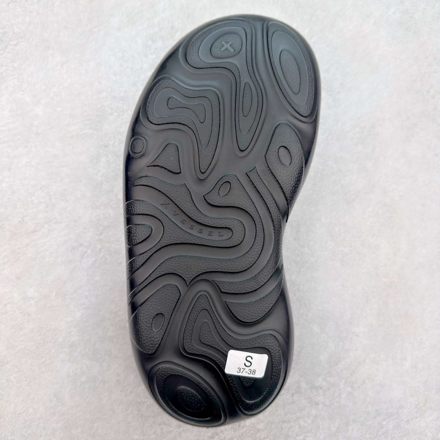 图片[9]-xVESSEL 鲸碳号 碳纤科技 防滑耐磨一字拖鞋 男女同款 微翘式鞋头设计，响应灵活。采用经典鞋型，融入全新细节点缀，整体简约且富有质感。鞋底耐磨材质搭配丰富的防滑底纹设计，可平稳抓地，不易打滑。xVESSEL是一个将解构主义与标志性设计元素融合的品牌，自2017年推出标志性软木硫化帆布鞋，多年来以热点设计元素融合解构主义，呈现视角的潮流单品。自成立以来，XVESSEL已经与LANVIN、Marvel、奔驰、山本耀司、G-Shock、Readymade等国际品牌和时代人物展开合作。XVESSEL前缀中的x代表着大胆自信的冒险精神，VESSEL一词除了可以解释为船的意思外，也可以理解为血管的含义。代表着品牌就像一艘无畏驶向未知的船，也像是人们生活中流动的血液。XVESSEL就是建立于自己的一个媒介，能够传达出自己对爱和个性的感受和看法。尺码：36 36.5 37.5 38 38.5 39 40 40.5 41 42 42.5 43 44 44.5 45 46-选品中心