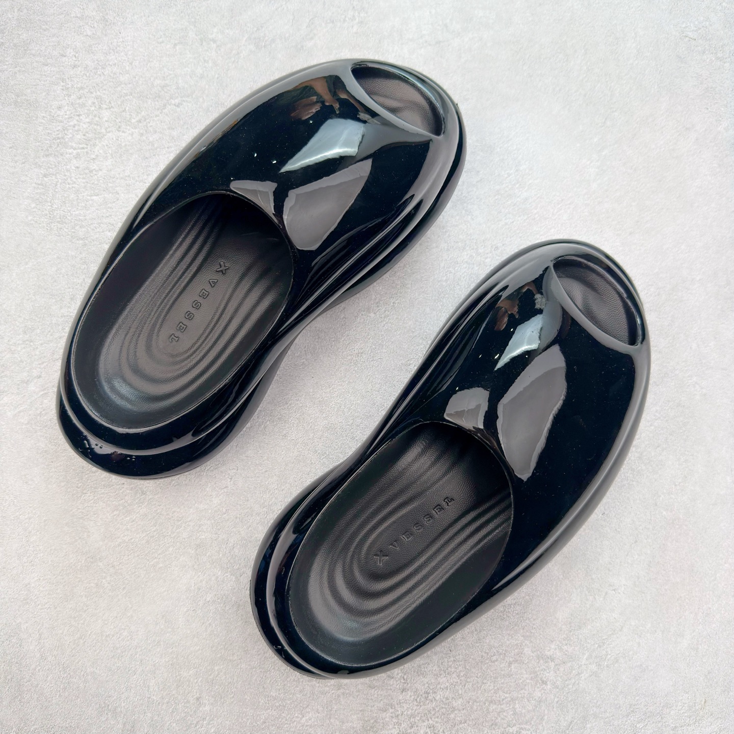 图片[3]-xVESSEL 鲸碳号 碳纤科技 防滑耐磨一字拖鞋 男女同款 微翘式鞋头设计，响应灵活。采用经典鞋型，融入全新细节点缀，整体简约且富有质感。鞋底耐磨材质搭配丰富的防滑底纹设计，可平稳抓地，不易打滑。xVESSEL是一个将解构主义与标志性设计元素融合的品牌，自2017年推出标志性软木硫化帆布鞋，多年来以热点设计元素融合解构主义，呈现视角的潮流单品。自成立以来，XVESSEL已经与LANVIN、Marvel、奔驰、山本耀司、G-Shock、Readymade等国际品牌和时代人物展开合作。XVESSEL前缀中的x代表着大胆自信的冒险精神，VESSEL一词除了可以解释为船的意思外，也可以理解为血管的含义。代表着品牌就像一艘无畏驶向未知的船，也像是人们生活中流动的血液。XVESSEL就是建立于自己的一个媒介，能够传达出自己对爱和个性的感受和看法。尺码：36 36.5 37.5 38 38.5 39 40 40.5 41 42 42.5 43 44 44.5 45 46-选品中心