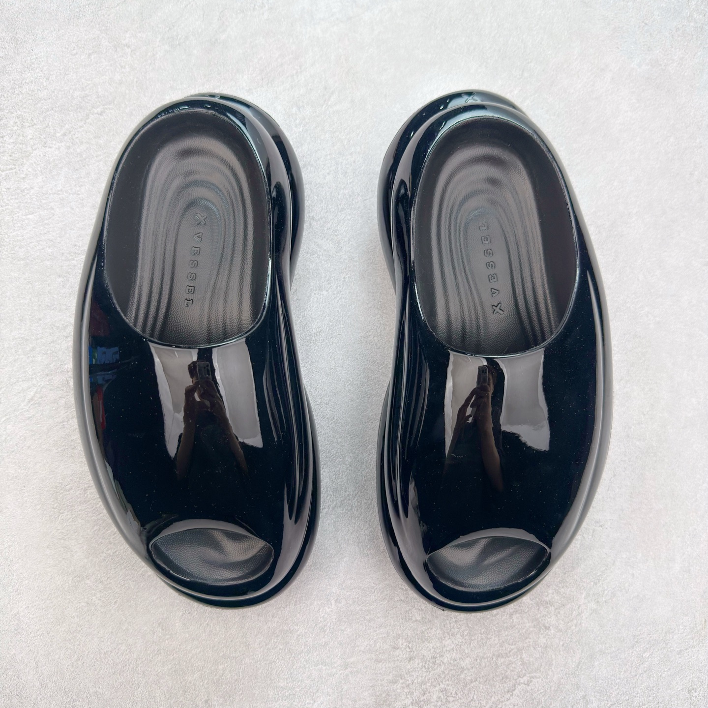 图片[2]-xVESSEL 鲸碳号 碳纤科技 防滑耐磨一字拖鞋 男女同款 微翘式鞋头设计，响应灵活。采用经典鞋型，融入全新细节点缀，整体简约且富有质感。鞋底耐磨材质搭配丰富的防滑底纹设计，可平稳抓地，不易打滑。xVESSEL是一个将解构主义与标志性设计元素融合的品牌，自2017年推出标志性软木硫化帆布鞋，多年来以热点设计元素融合解构主义，呈现视角的潮流单品。自成立以来，XVESSEL已经与LANVIN、Marvel、奔驰、山本耀司、G-Shock、Readymade等国际品牌和时代人物展开合作。XVESSEL前缀中的x代表着大胆自信的冒险精神，VESSEL一词除了可以解释为船的意思外，也可以理解为血管的含义。代表着品牌就像一艘无畏驶向未知的船，也像是人们生活中流动的血液。XVESSEL就是建立于自己的一个媒介，能够传达出自己对爱和个性的感受和看法。尺码：36 36.5 37.5 38 38.5 39 40 40.5 41 42 42.5 43 44 44.5 45 46-选品中心