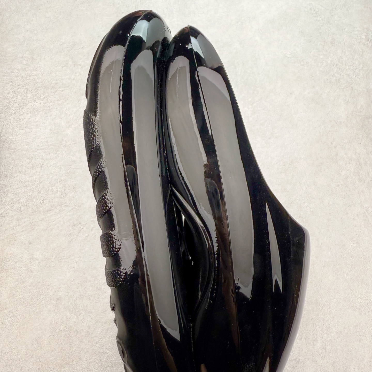 图片[6]-xVESSEL 鲸碳号 碳纤科技 防滑耐磨一字拖鞋 男女同款 微翘式鞋头设计，响应灵活。采用经典鞋型，融入全新细节点缀，整体简约且富有质感。鞋底耐磨材质搭配丰富的防滑底纹设计，可平稳抓地，不易打滑。xVESSEL是一个将解构主义与标志性设计元素融合的品牌，自2017年推出标志性软木硫化帆布鞋，多年来以热点设计元素融合解构主义，呈现视角的潮流单品。自成立以来，XVESSEL已经与LANVIN、Marvel、奔驰、山本耀司、G-Shock、Readymade等国际品牌和时代人物展开合作。XVESSEL前缀中的x代表着大胆自信的冒险精神，VESSEL一词除了可以解释为船的意思外，也可以理解为血管的含义。代表着品牌就像一艘无畏驶向未知的船，也像是人们生活中流动的血液。XVESSEL就是建立于自己的一个媒介，能够传达出自己对爱和个性的感受和看法。尺码：36 36.5 37.5 38 38.5 39 40 40.5 41 42 42.5 43 44 44.5 45 46-选品中心