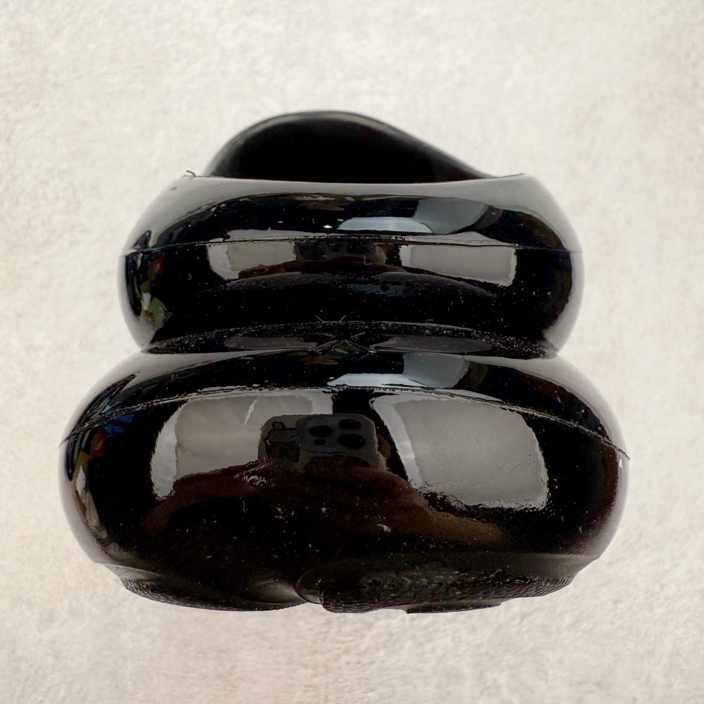 图片[8]-xVESSEL 鲸碳号 碳纤科技 防滑耐磨一字拖鞋 男女同款 微翘式鞋头设计，响应灵活。采用经典鞋型，融入全新细节点缀，整体简约且富有质感。鞋底耐磨材质搭配丰富的防滑底纹设计，可平稳抓地，不易打滑。xVESSEL是一个将解构主义与标志性设计元素融合的品牌，自2017年推出标志性软木硫化帆布鞋，多年来以热点设计元素融合解构主义，呈现视角的潮流单品。自成立以来，XVESSEL已经与LANVIN、Marvel、奔驰、山本耀司、G-Shock、Readymade等国际品牌和时代人物展开合作。XVESSEL前缀中的x代表着大胆自信的冒险精神，VESSEL一词除了可以解释为船的意思外，也可以理解为血管的含义。代表着品牌就像一艘无畏驶向未知的船，也像是人们生活中流动的血液。XVESSEL就是建立于自己的一个媒介，能够传达出自己对爱和个性的感受和看法。尺码：36 36.5 37.5 38 38.5 39 40 40.5 41 42 42.5 43 44 44.5 45 46-选品中心