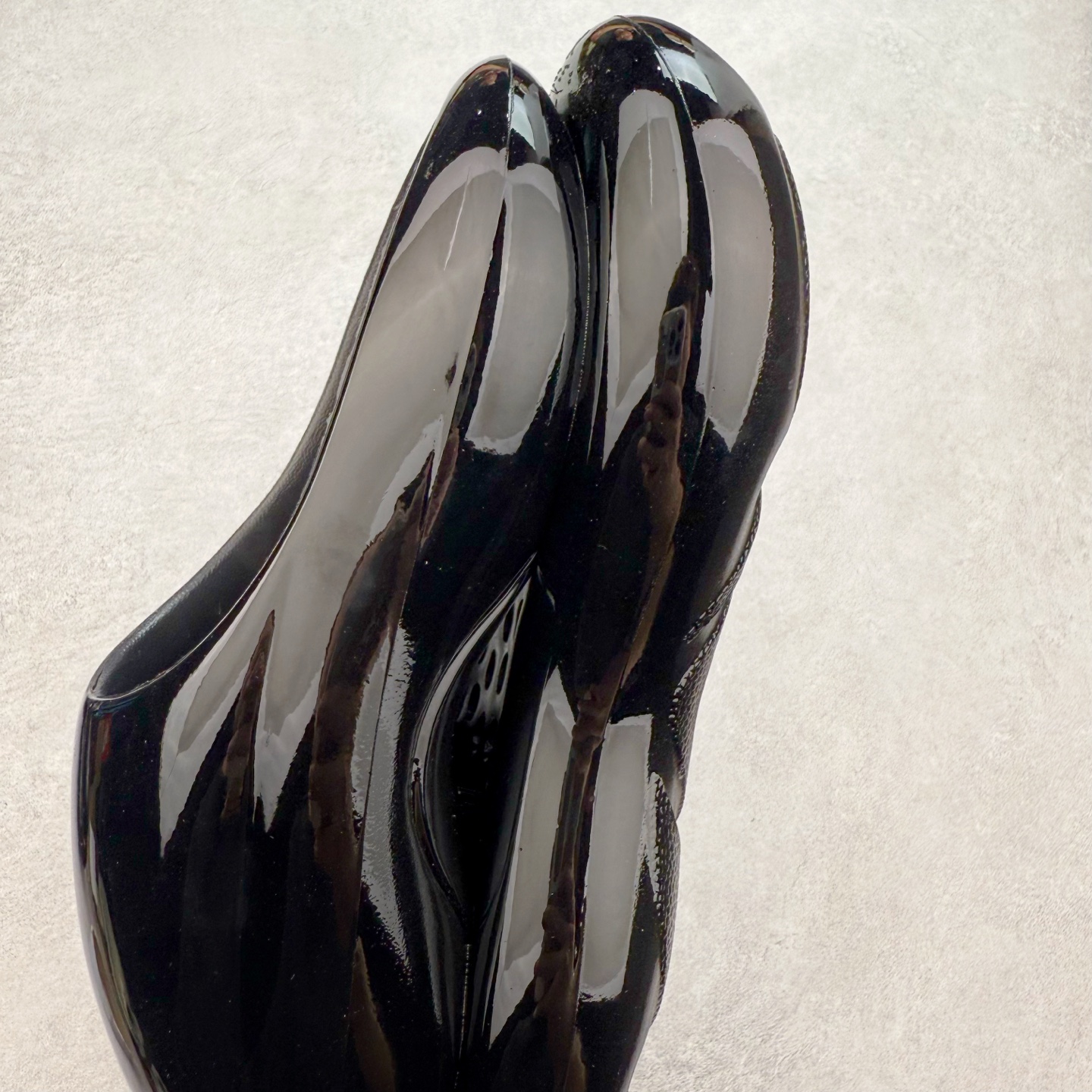 图片[7]-xVESSEL 鲸碳号 碳纤科技 防滑耐磨一字拖鞋 男女同款 微翘式鞋头设计，响应灵活。采用经典鞋型，融入全新细节点缀，整体简约且富有质感。鞋底耐磨材质搭配丰富的防滑底纹设计，可平稳抓地，不易打滑。xVESSEL是一个将解构主义与标志性设计元素融合的品牌，自2017年推出标志性软木硫化帆布鞋，多年来以热点设计元素融合解构主义，呈现视角的潮流单品。自成立以来，XVESSEL已经与LANVIN、Marvel、奔驰、山本耀司、G-Shock、Readymade等国际品牌和时代人物展开合作。XVESSEL前缀中的x代表着大胆自信的冒险精神，VESSEL一词除了可以解释为船的意思外，也可以理解为血管的含义。代表着品牌就像一艘无畏驶向未知的船，也像是人们生活中流动的血液。XVESSEL就是建立于自己的一个媒介，能够传达出自己对爱和个性的感受和看法。尺码：36 36.5 37.5 38 38.5 39 40 40.5 41 42 42.5 43 44 44.5 45 46-选品中心