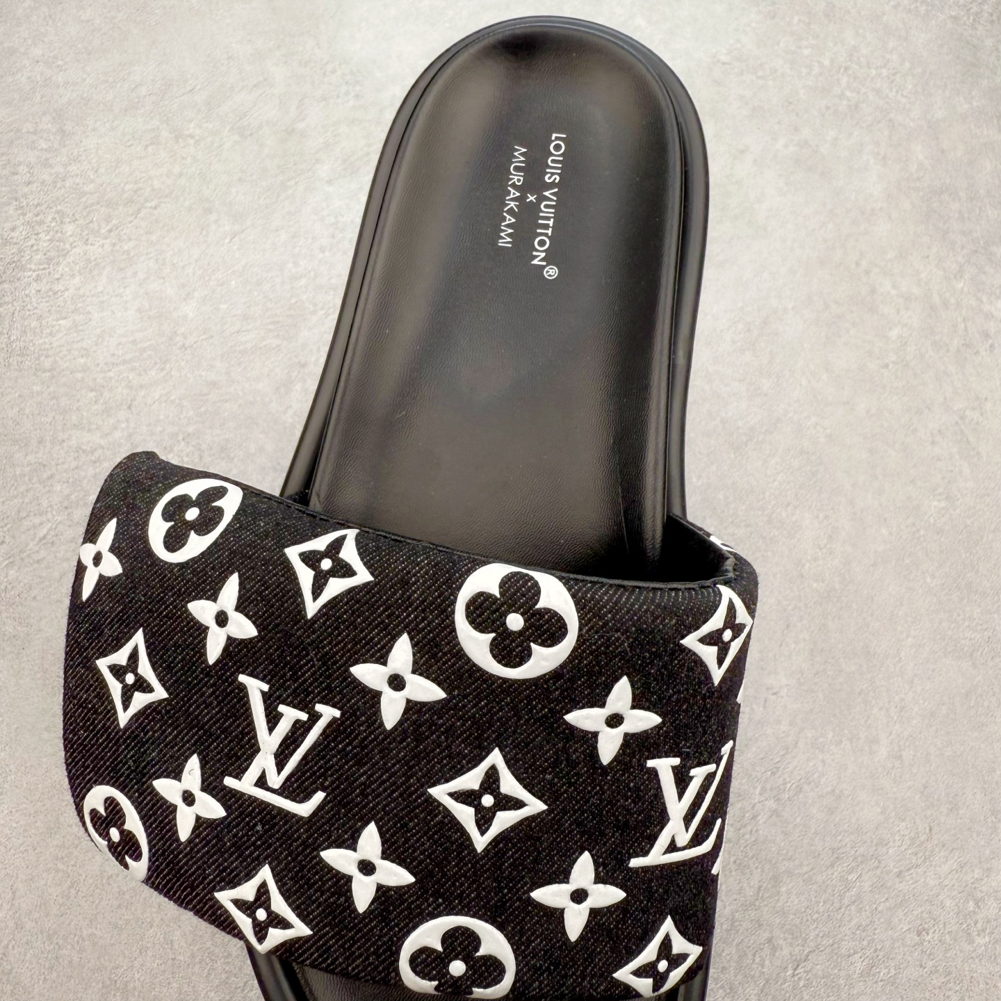 图片[5]-LOUIS VUITTON ｜路易威登2025ss最新春夏款 村上隆/Takashi Murakami x lv Pool Pillow Comfort 皮革 圆头套脚一字拖鞋 男女款 白色 室内外穿着皆宜。纯羊羔毛材质，鞋面受专水台高密度发泡材质，轻盈舒适，鞋底厚度3.5 上脚超显腿长 尺码：35 36 37 38 39 40 41 42 43 44 45-选品中心