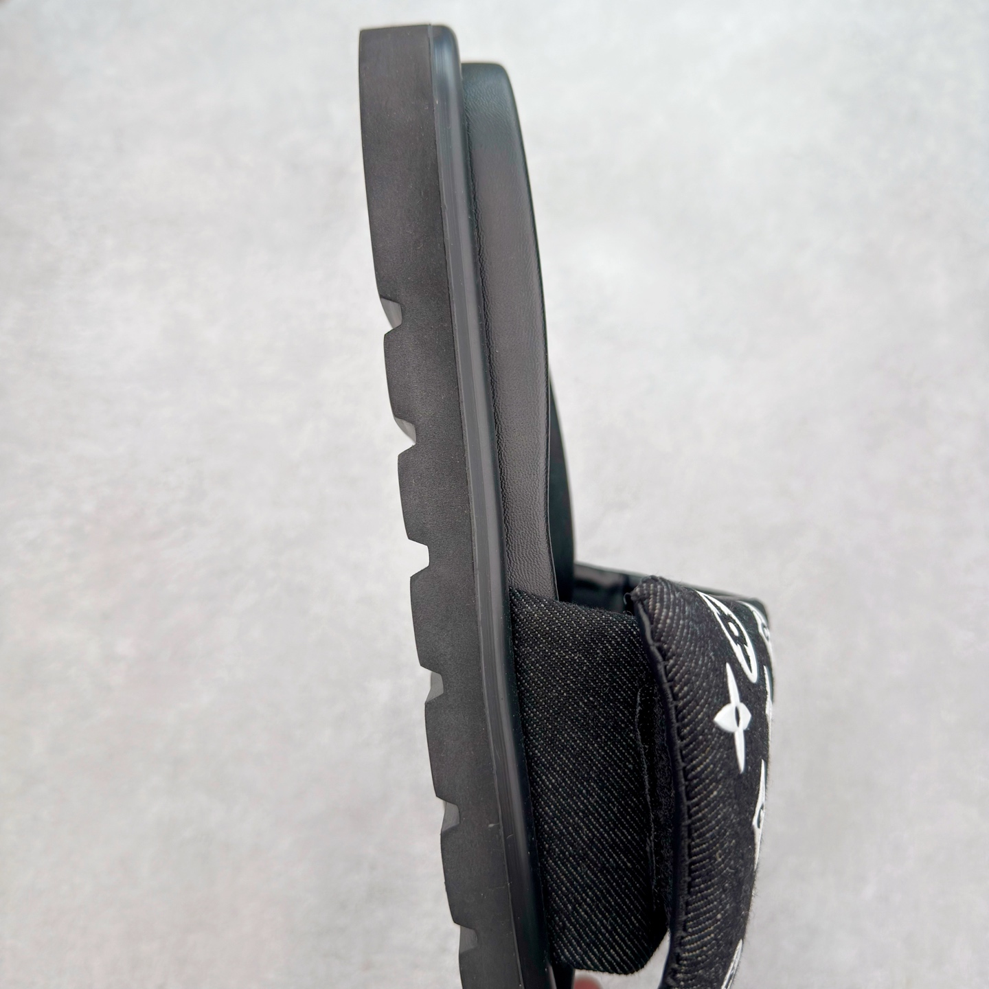 图片[6]-LOUIS VUITTON ｜路易威登2025ss最新春夏款 村上隆/Takashi Murakami x lv Pool Pillow Comfort 皮革 圆头套脚一字拖鞋 男女款 白色 室内外穿着皆宜。纯羊羔毛材质，鞋面受专水台高密度发泡材质，轻盈舒适，鞋底厚度3.5 上脚超显腿长 尺码：35 36 37 38 39 40 41 42 43 44 45-选品中心